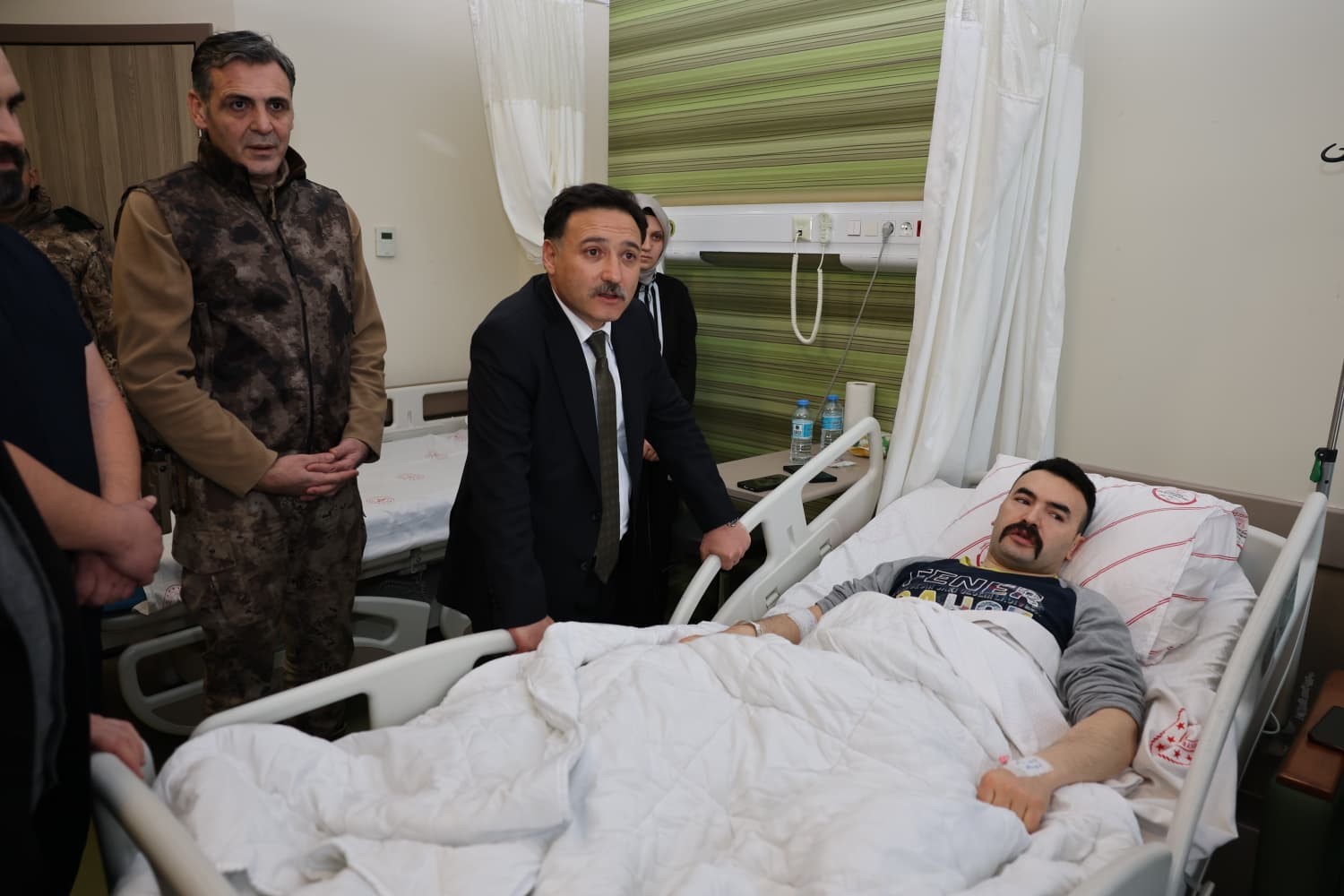 Bakan Çiftçi, operasyonda yaralanan özel harekat polisiyle görüntülü konuştu
