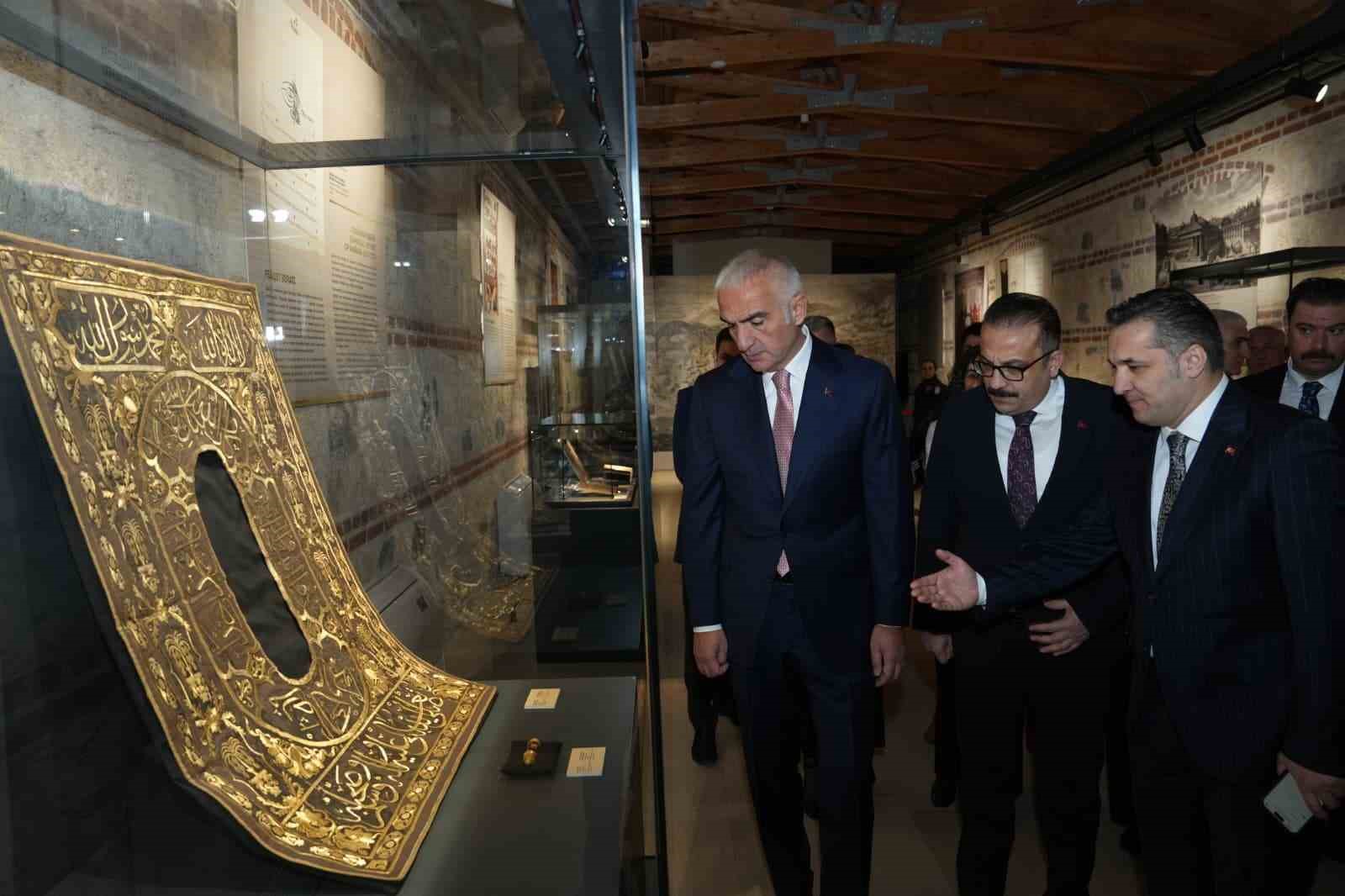 Bakan Ersoy: "16’ncı yüzyıla tarihlenmiş iki adet İznik çinisinin ülkemize iadesini sağlamış bulunuyoruz"
