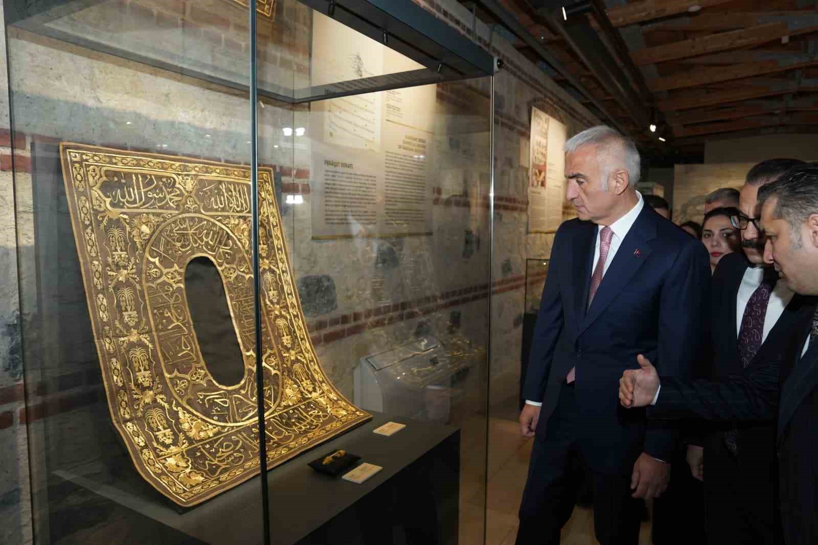 Bakan Ersoy: "16’ncı yüzyıla tarihlenmiş iki adet İznik çinisinin ülkemize iadesini sağlamış bulunuyoruz"
