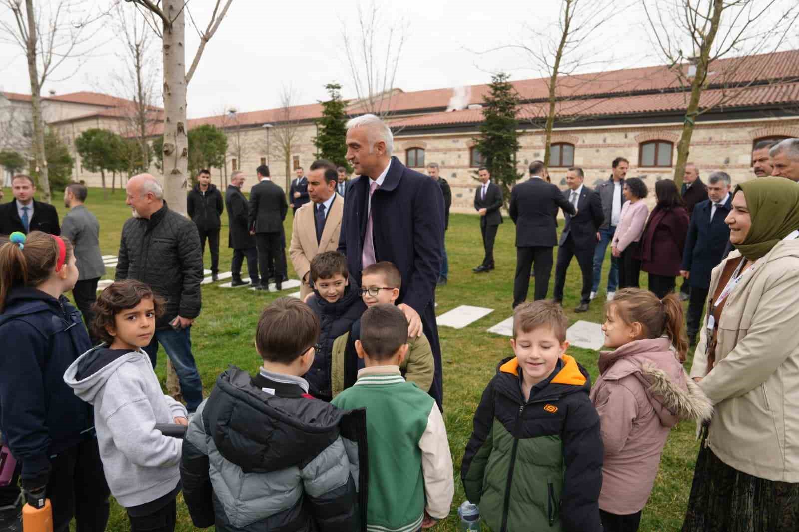 Bakan Ersoy: "16’ncı yüzyıla tarihlenmiş iki adet İznik çinisinin ülkemize iadesini sağlamış bulunuyoruz"
