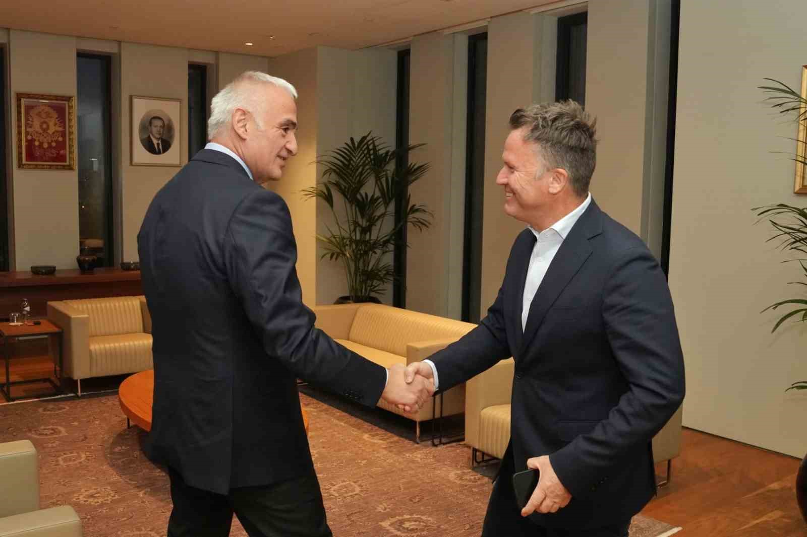 Bakan Ersoy, Avrupa tur operatörleriyle bir araya geldi
