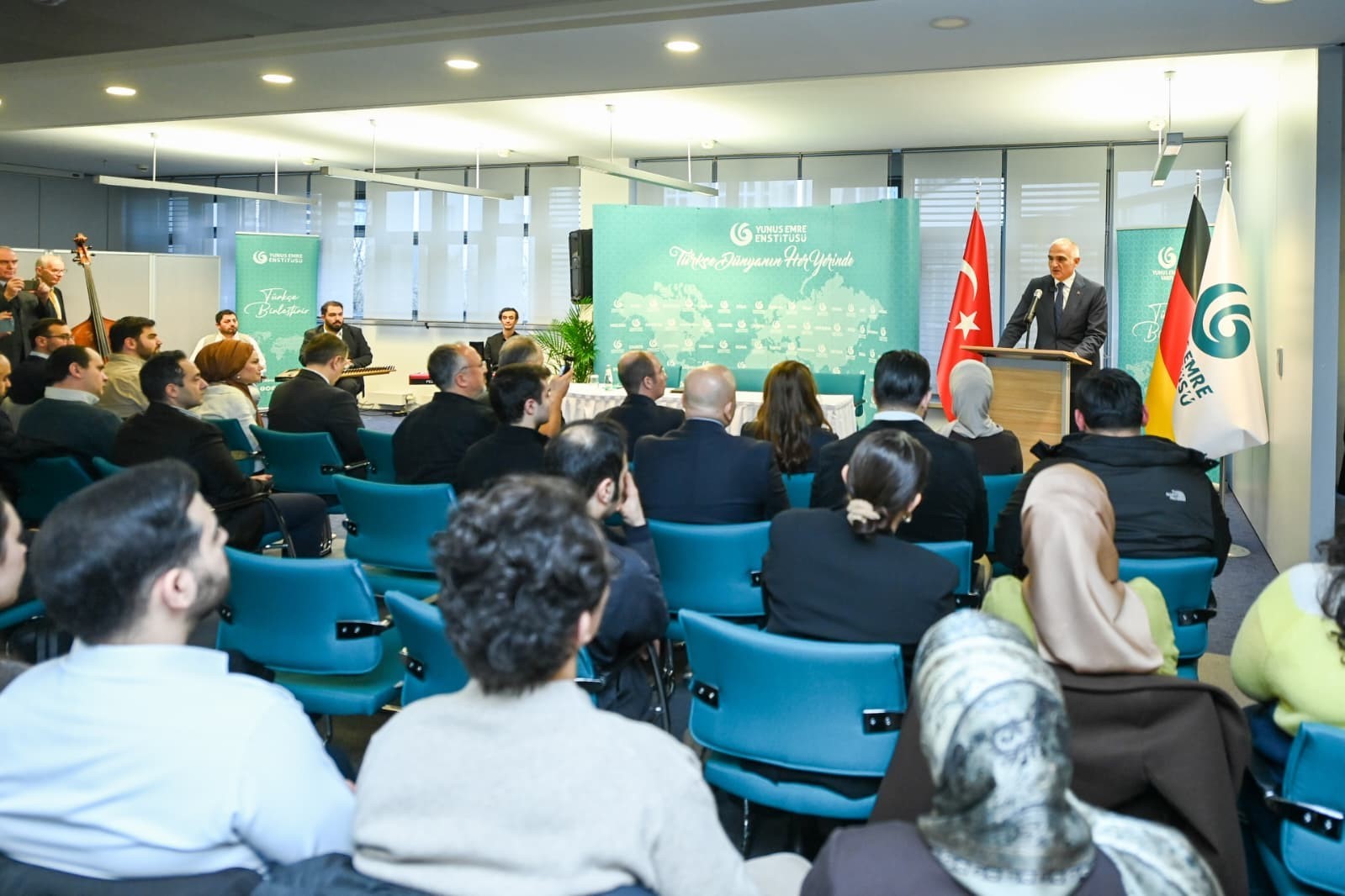 Bakan Ersoy, Berlin’de Türkçe öğrenen gençlerle buluştu
