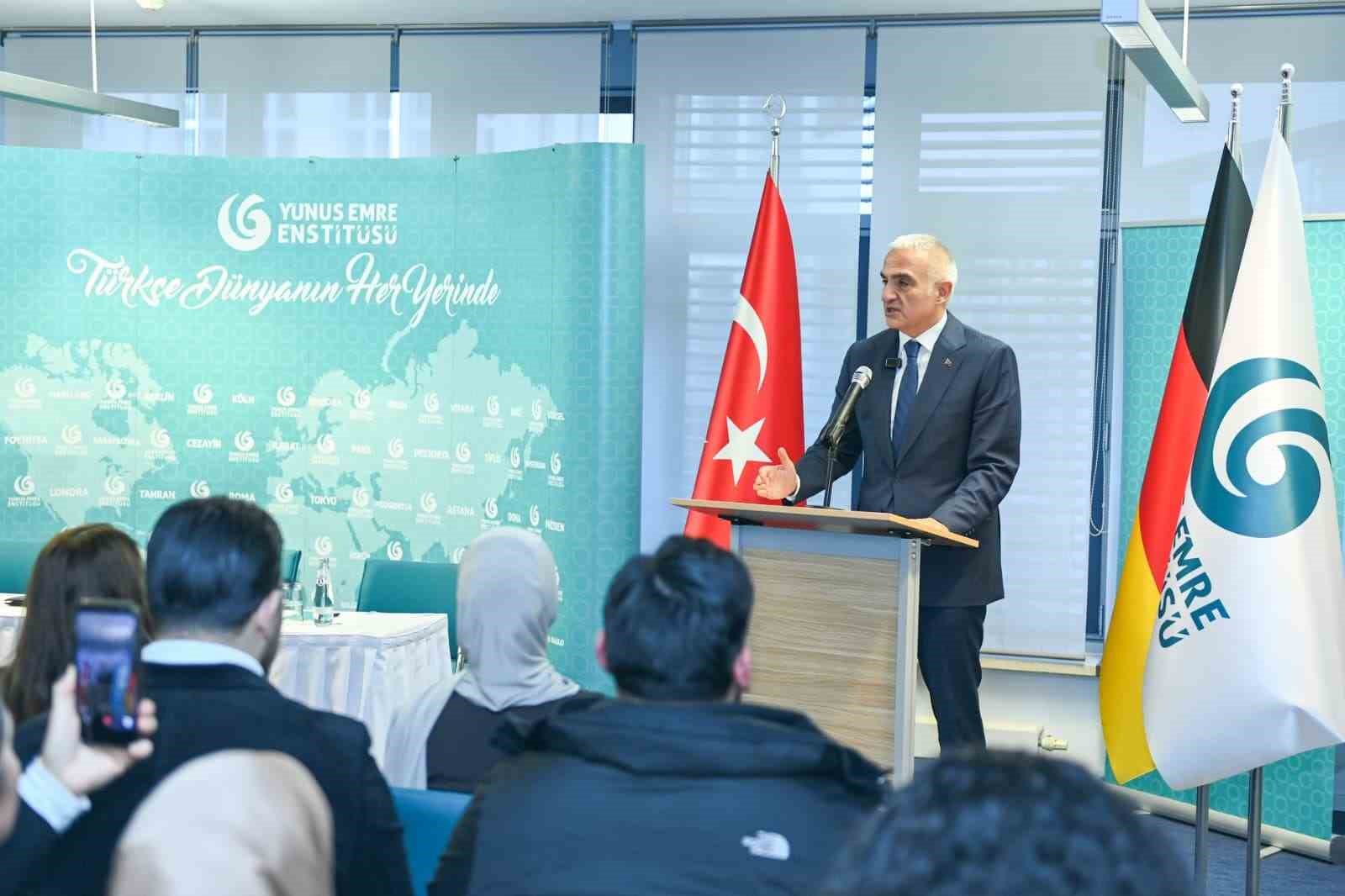 Bakan Ersoy, Berlin’de Türkçe öğrenen gençlerle buluştu
