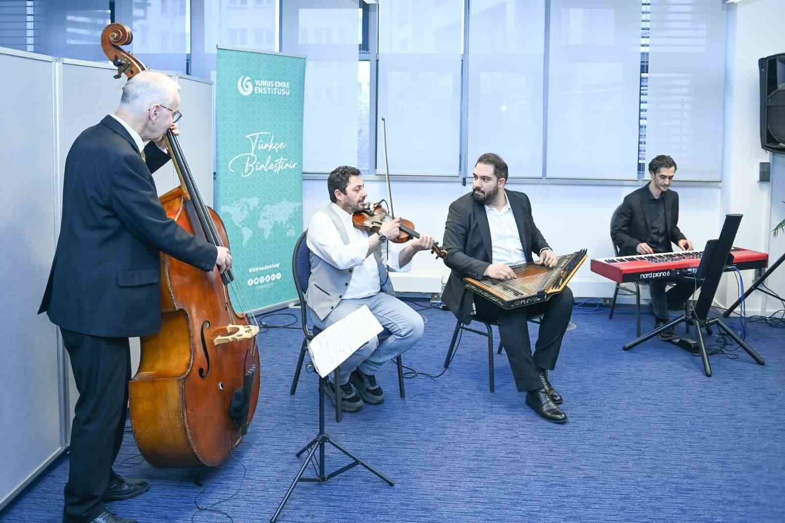 Bakan Ersoy, Berlin’de Türkçe öğrenen gençlerle buluştu
