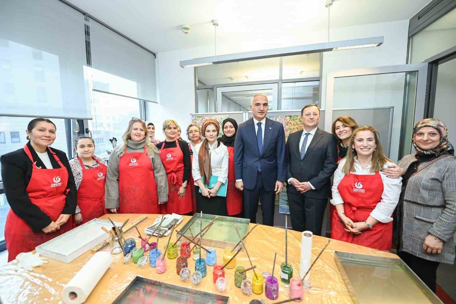 Bakan Ersoy, Berlin’de Türkçe öğrenen gençlerle buluştu
