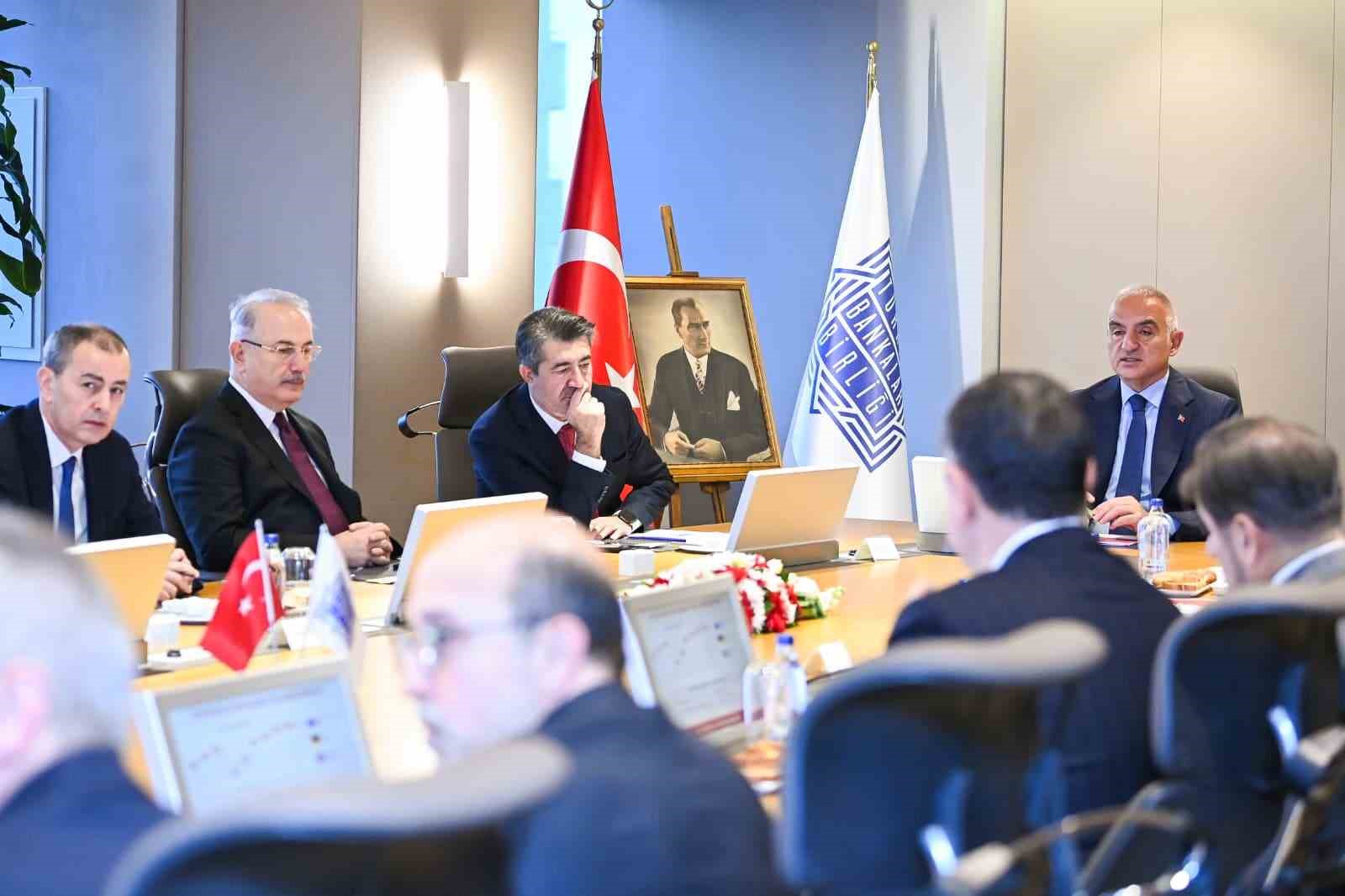 Bakan Ersoy: "Bölgesel krizlere rağmen turizm sektöründe güçlü bir performans ortaya koyduk"
