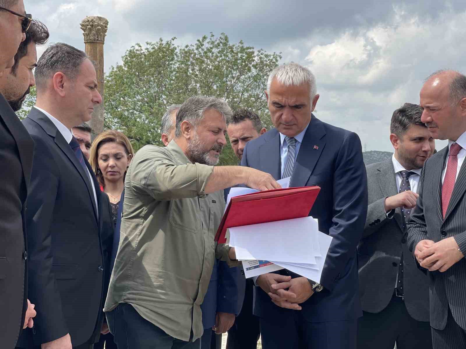 Bakan Ersoy, Kastabala Antik Kenti’nde incelemelerde bulundu
