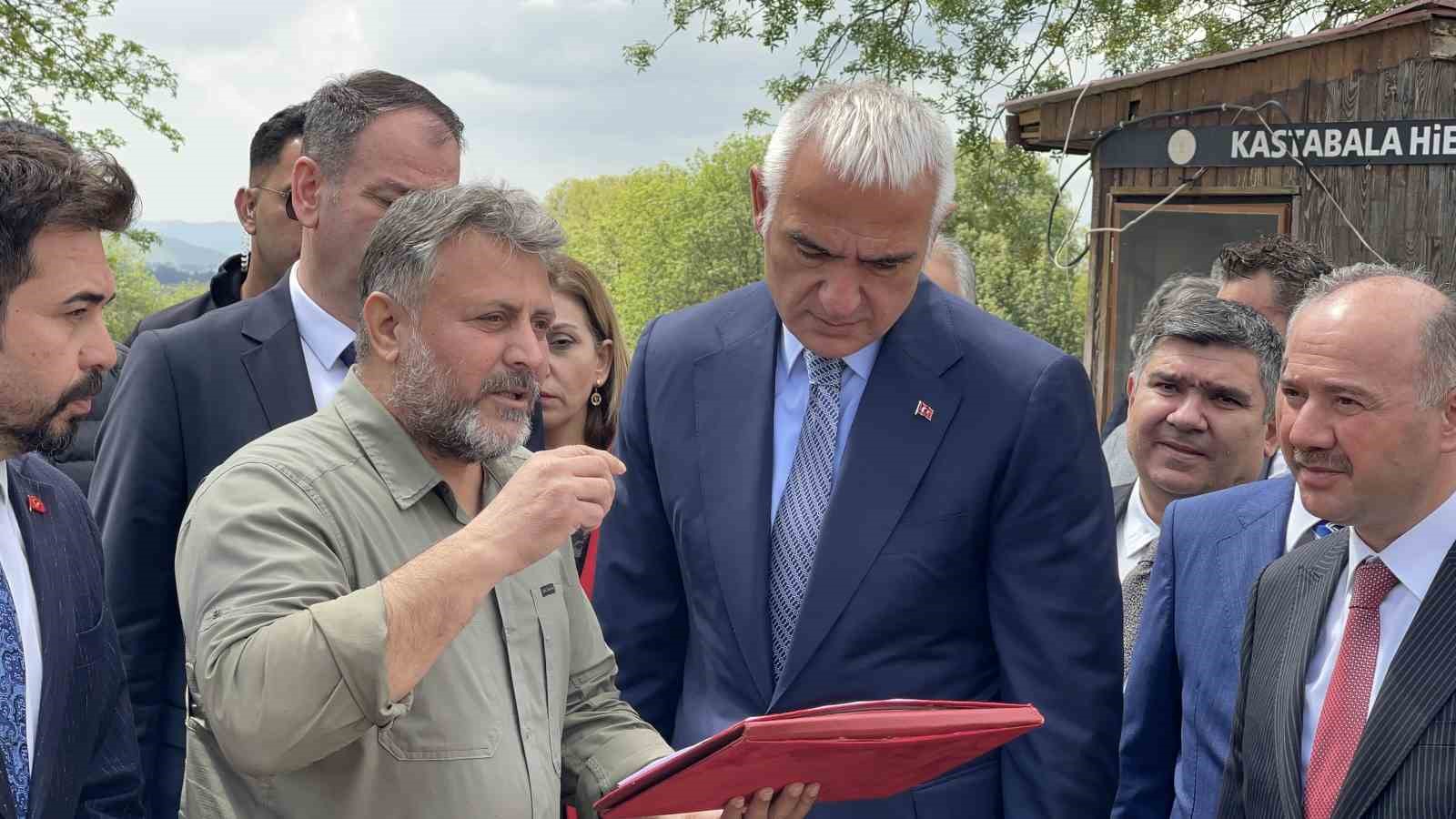 Bakan Ersoy, Kastabala Antik Kenti’nde incelemelerde bulundu
