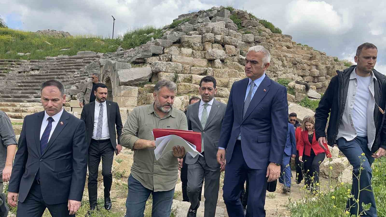 Bakan Ersoy, Kastabala Antik Kenti’nde incelemelerde bulundu
