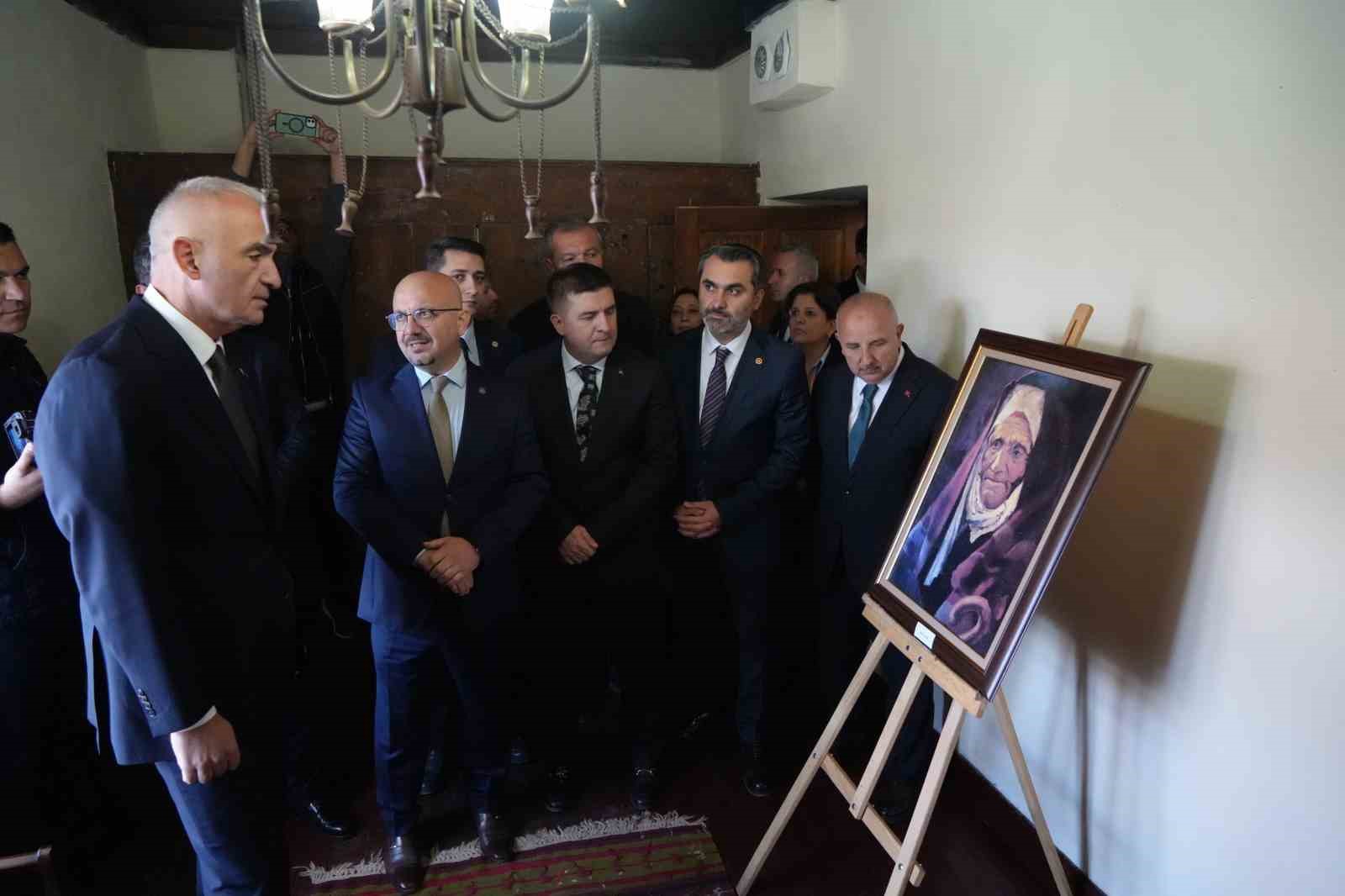 Bakan Ersoy, "Kralların Ressamı" Rahmi Pehlivanlı’nın eserlerini inceledi
Bakan Ersoy, "Kralların Ressamı" Rahmi Pehlivanlı’nın eserlerini inceledi