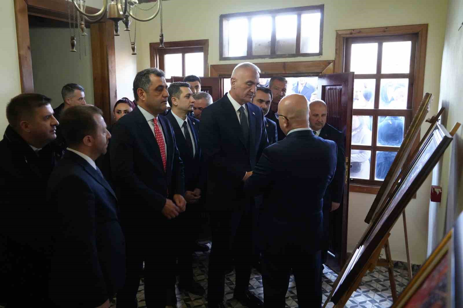 Bakan Ersoy, "Kralların Ressamı" Rahmi Pehlivanlı’nın eserlerini inceledi
Bakan Ersoy, "Kralların Ressamı" Rahmi Pehlivanlı’nın eserlerini inceledi