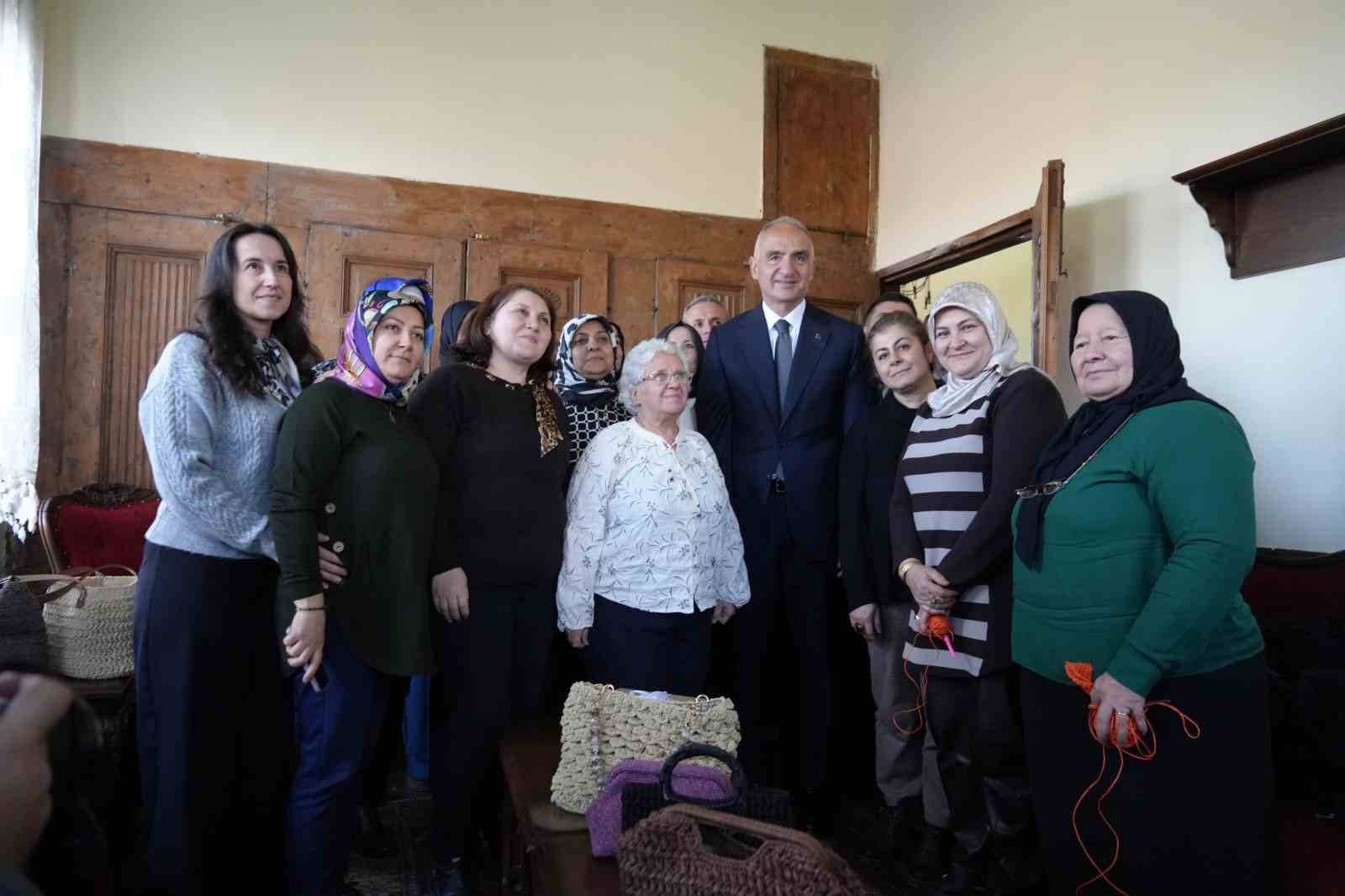 Bakan Ersoy, "Kralların Ressamı" Rahmi Pehlivanlı’nın eserlerini inceledi
Bakan Ersoy, "Kralların Ressamı" Rahmi Pehlivanlı’nın eserlerini inceledi