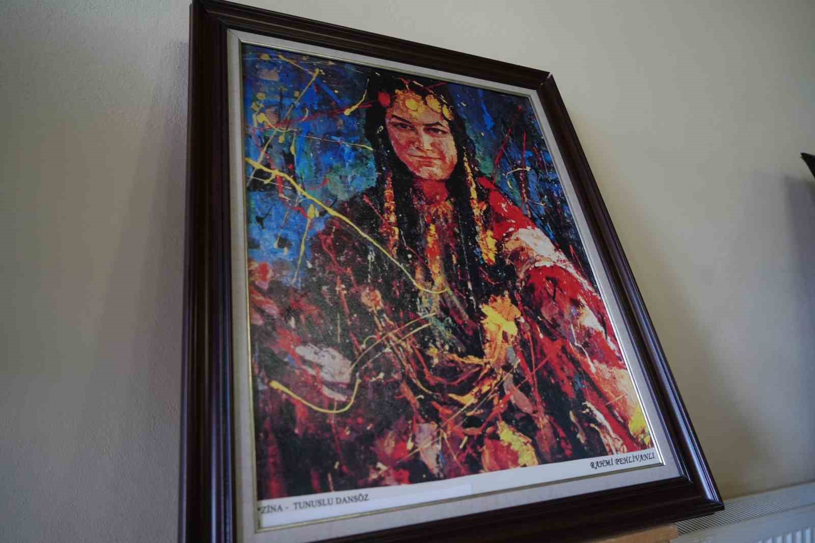 Bakan Ersoy, "Kralların Ressamı" Rahmi Pehlivanlı’nın eserlerini inceledi
Bakan Ersoy, "Kralların Ressamı" Rahmi Pehlivanlı’nın eserlerini inceledi