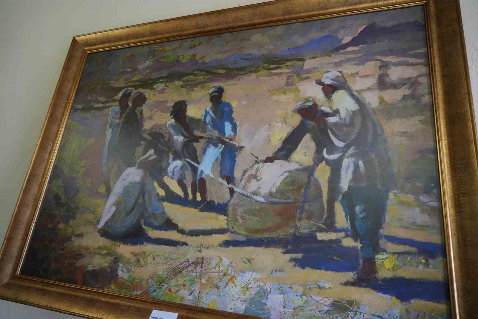 Bakan Ersoy, "Kralların Ressamı" Rahmi Pehlivanlı’nın eserlerini inceledi
Bakan Ersoy, "Kralların Ressamı" Rahmi Pehlivanlı’nın eserlerini inceledi