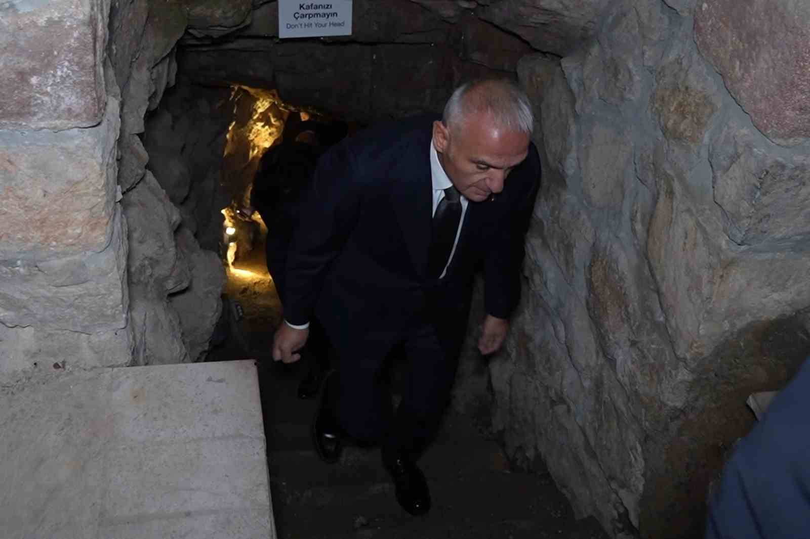 Bakan Ersoy, "Kralların Ressamı" Rahmi Pehlivanlı’nın eserlerini inceledi
Bakan Ersoy, "Kralların Ressamı" Rahmi Pehlivanlı’nın eserlerini inceledi