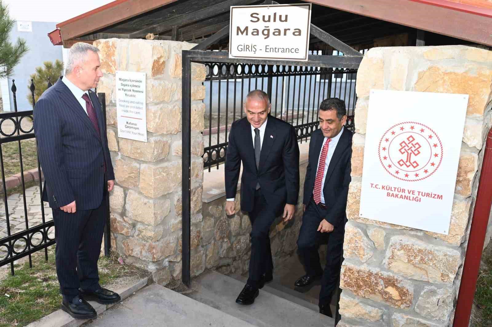 Bakan Ersoy, "Kralların Ressamı" Rahmi Pehlivanlı’nın eserlerini inceledi
Bakan Ersoy, "Kralların Ressamı" Rahmi Pehlivanlı’nın eserlerini inceledi