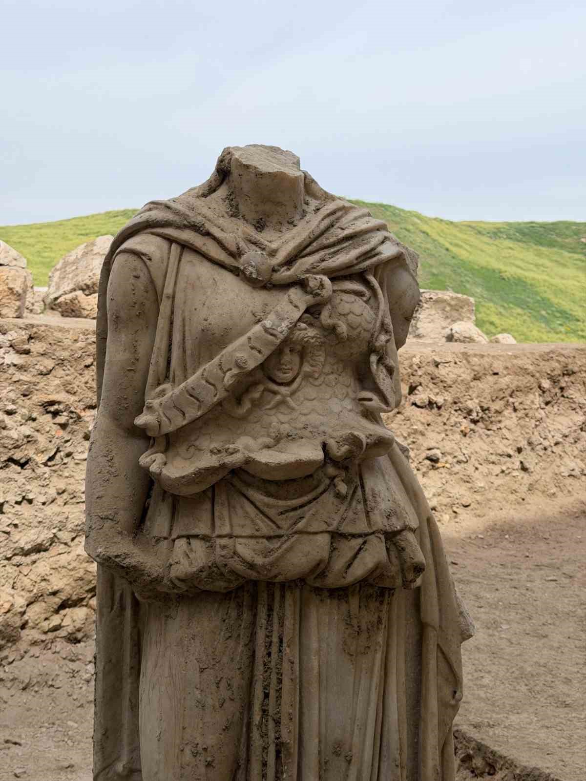 Bakan Ersoy: "Laodikeia Batı Tiyatrosu’nda yürüttüğümüz çalışmalar, geçmişin izlerini gün yüzüne çıkarmayı sürdürüyor"
