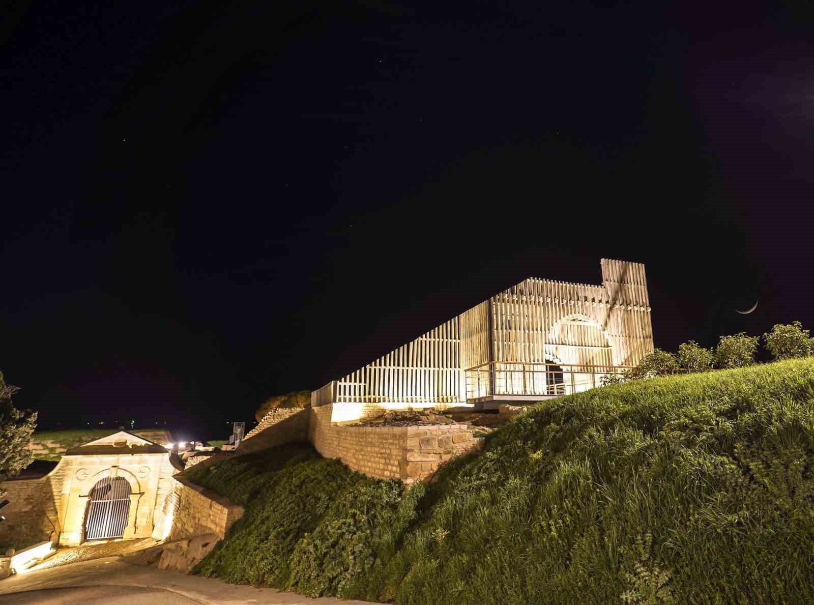 Bakan Ersoy: "Seddülbahir Kalesi, Bakanlığımızın çalışmalarıyla tarihi kimliği korunarak yeniden işlev kazandı"
Bakan Ersoy: "Seddülbahir Kalesi, Bakanlığımızın çalışmalarıyla tarihi kimliği korunarak yeniden işlev kazandı"