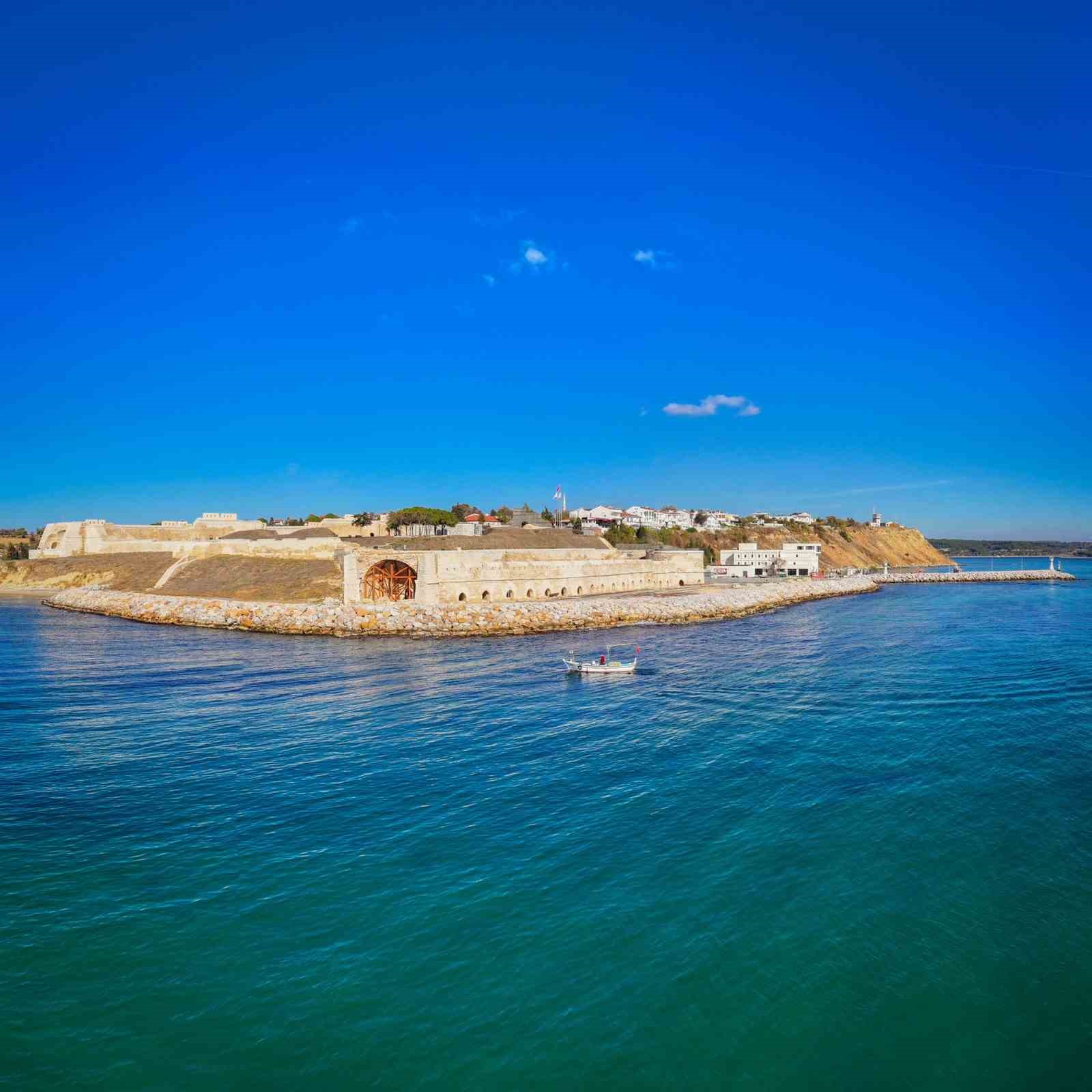 Bakan Ersoy: "Seddülbahir Kalesi, Bakanlığımızın çalışmalarıyla tarihi kimliği korunarak yeniden işlev kazandı"
Bakan Ersoy: "Seddülbahir Kalesi, Bakanlığımızın çalışmalarıyla tarihi kimliği korunarak yeniden işlev kazandı"