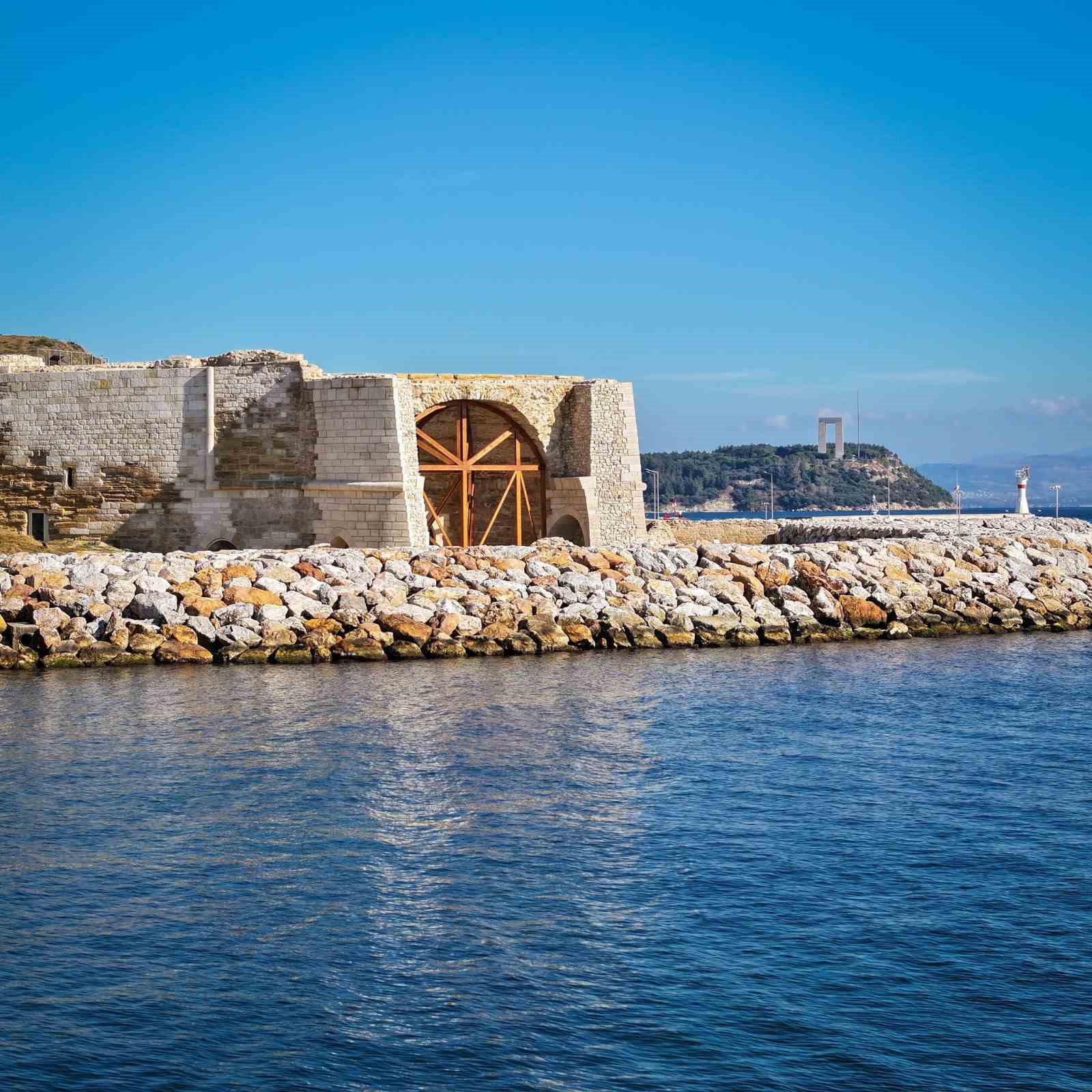 Bakan Ersoy: "Seddülbahir Kalesi, Bakanlığımızın çalışmalarıyla tarihi kimliği korunarak yeniden işlev kazandı"
Bakan Ersoy: "Seddülbahir Kalesi, Bakanlığımızın çalışmalarıyla tarihi kimliği korunarak yeniden işlev kazandı"