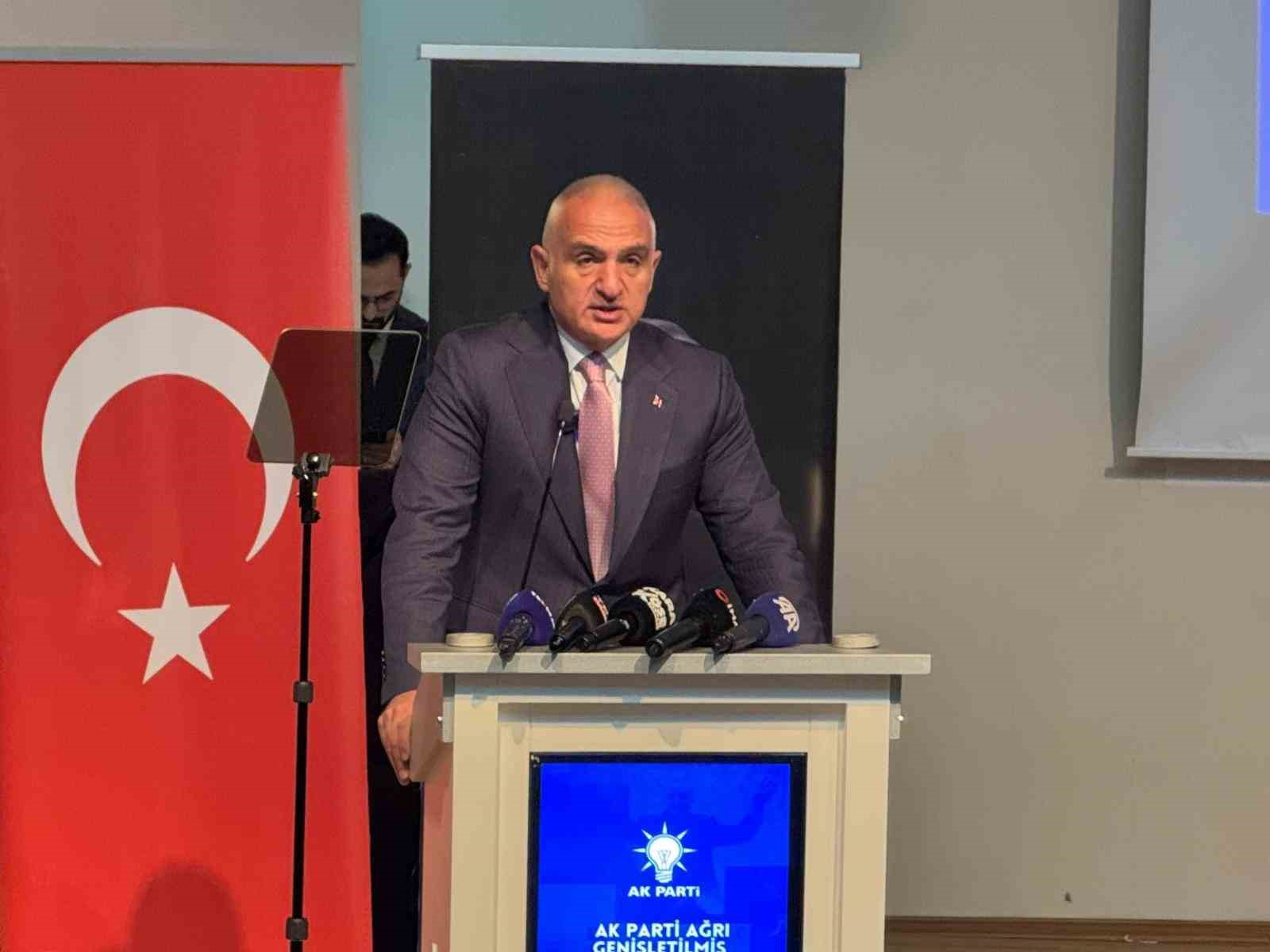 Bakan Ersoy: "Türkiye’de kültür ve turizm alanında tarihi rekorlar kırıyoruz"
Bakan Ersoy: "Türkiye’de kültür ve turizm alanında tarihi rekorlar kırıyoruz"
