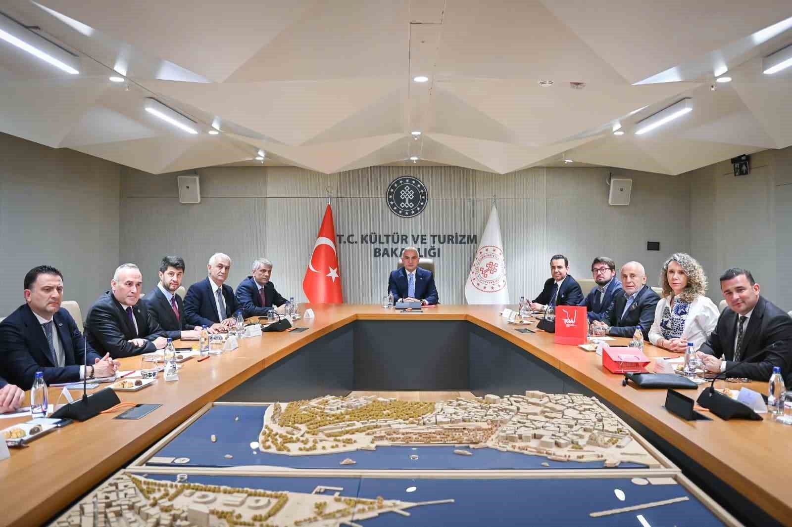 Bakan Ersoy’dan 2026 turizmi için kritik toplantı
