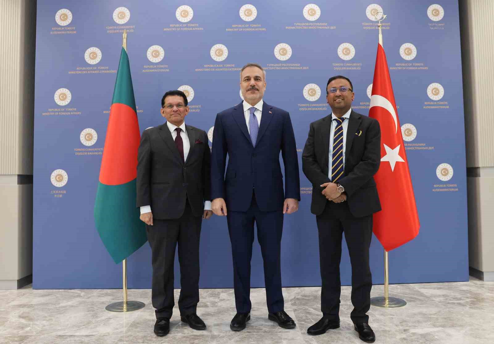 Bakan Fidan, Bangladeş Dışişleri Bakanı Rahman ile bir araya geldi
