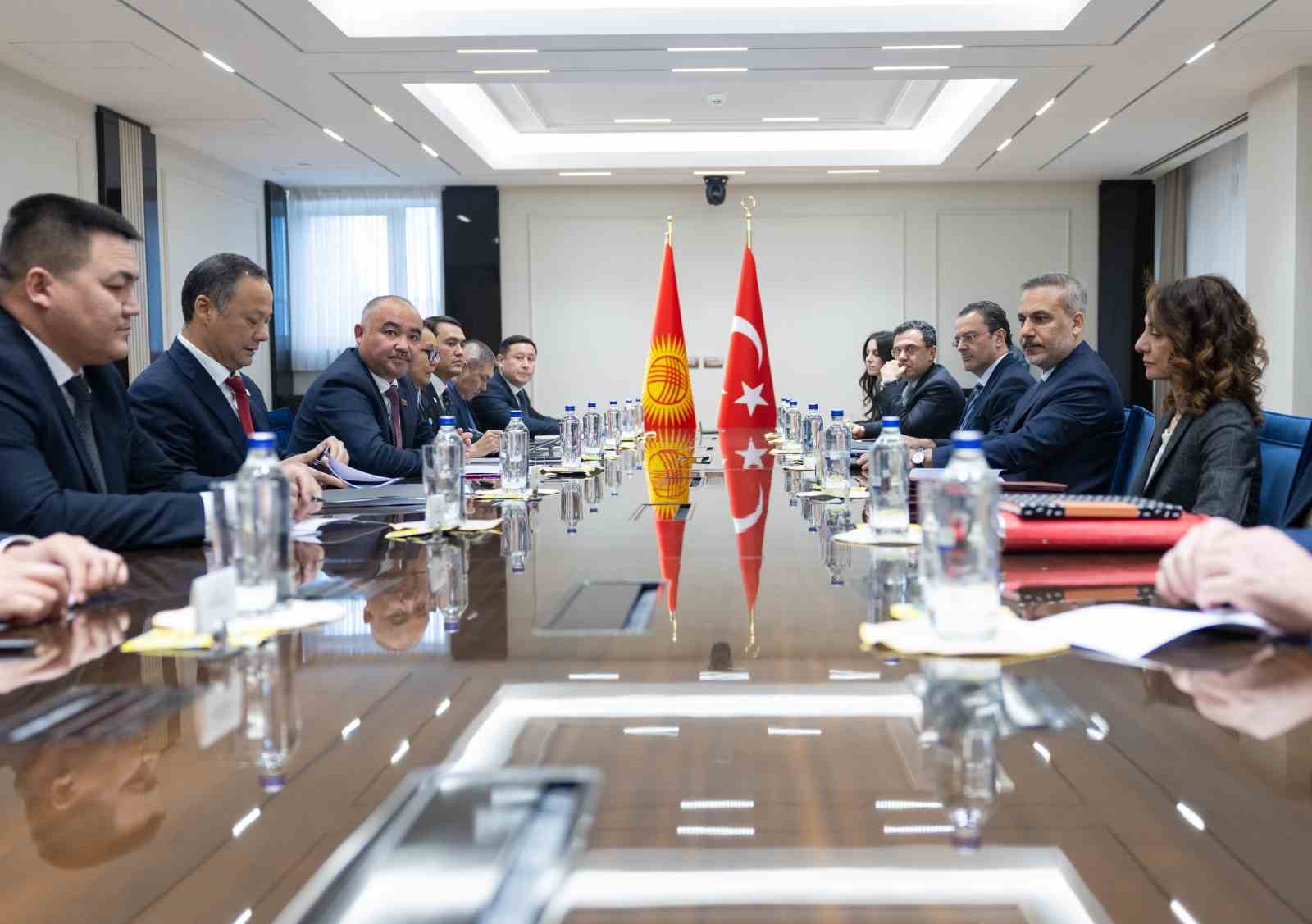 Bakan Fidan, Kırgızistan Yüksek Meclisi Başkanı Uulu ile görüştü
