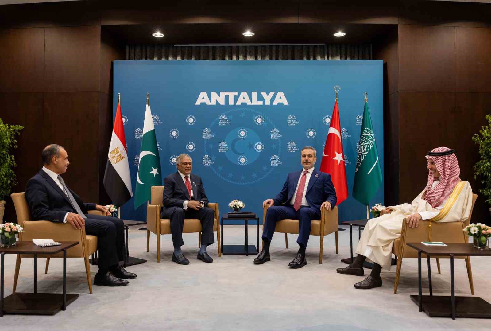 Bakan Fidan, Türkiye-Mısır-Pakistan-Suudi Arabistan Dışişleri Bakanları Toplantısı’na ev sahipliği yaptı
