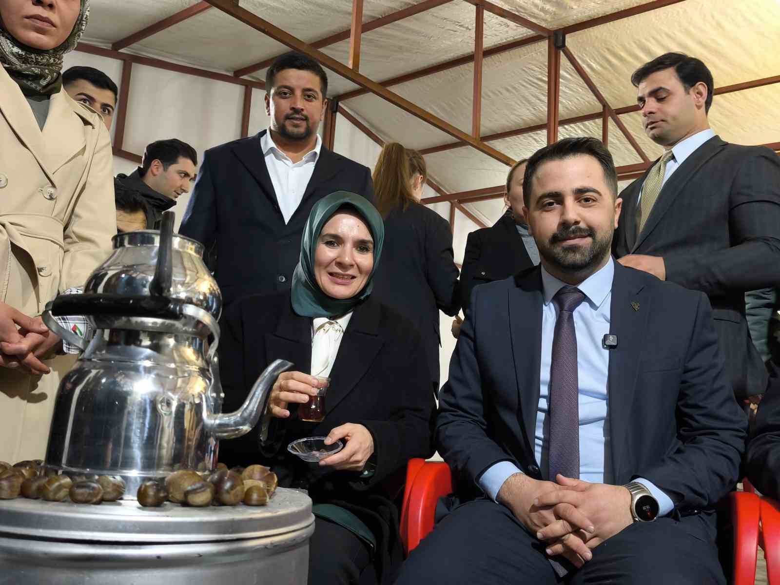 Bakan Göktaş, Batman’da gençlerle "Kabe’de Hacılar Hu Der" ilahisine eşlik etti
Bakan Göktaş, Batman’da gençlerle "Kabe’de Hacılar Hu Der" ilahisine eşlik etti