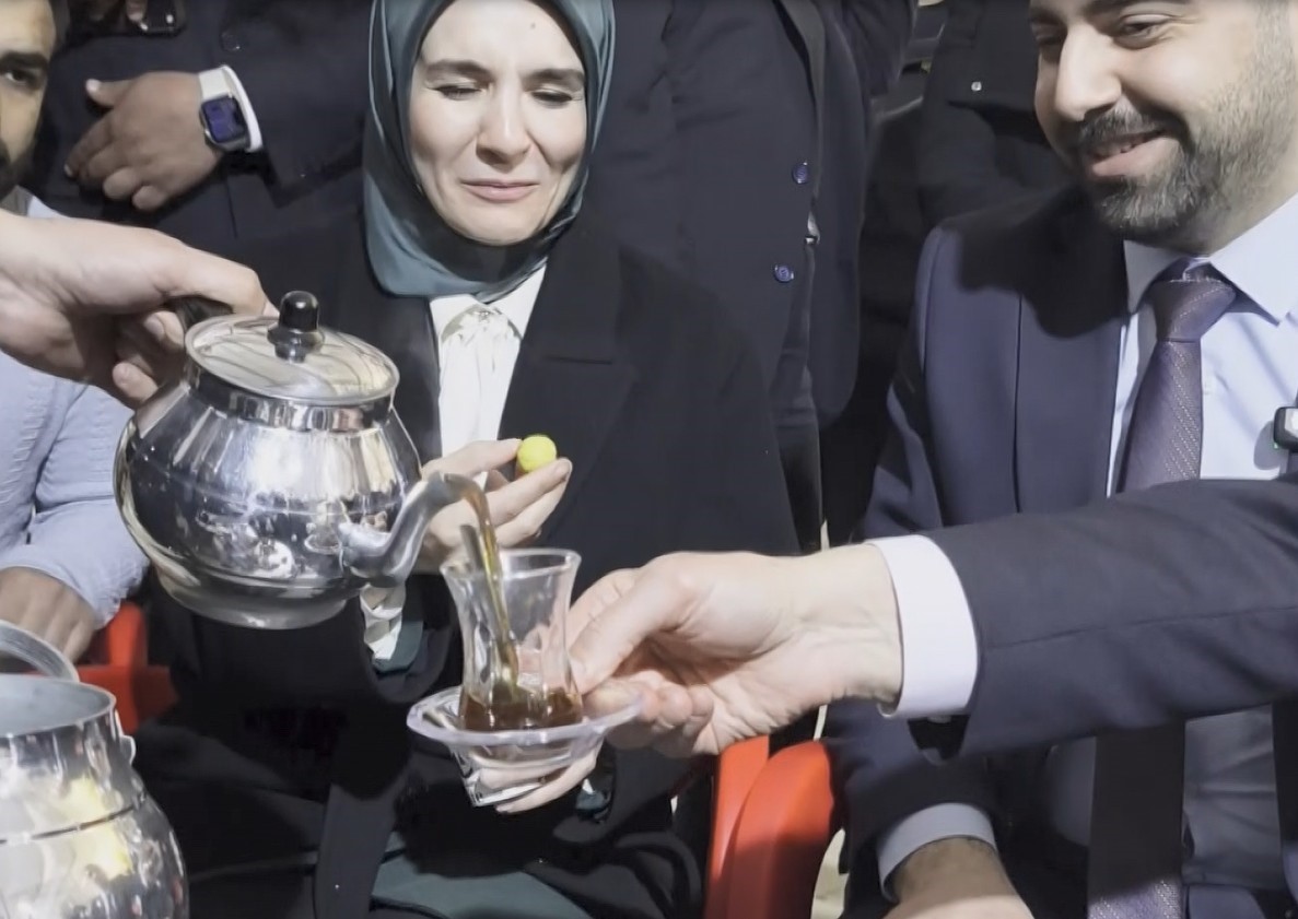 Bakan Göktaş, Batman’da gençlerle "Kabe’de Hacılar Hu Der" ilahisine eşlik etti
Bakan Göktaş, Batman’da gençlerle "Kabe’de Hacılar Hu Der" ilahisine eşlik etti