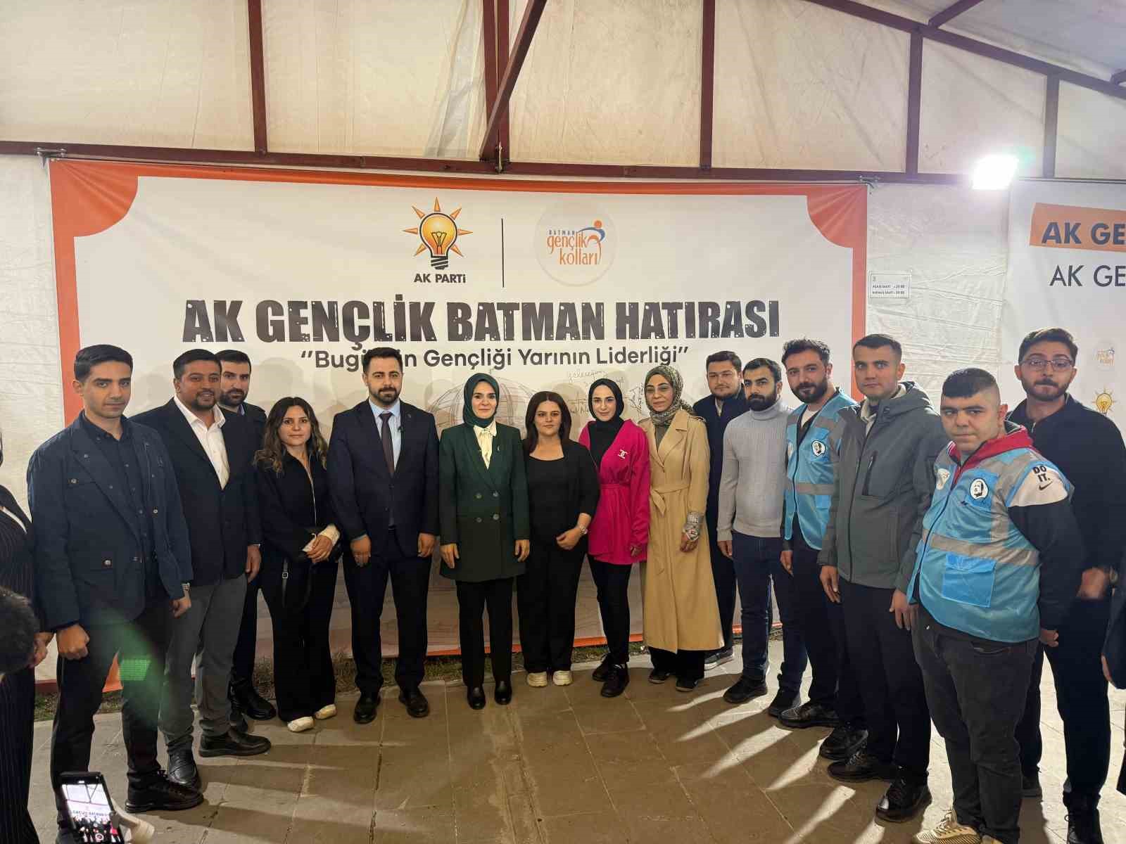 Bakan Göktaş, Batman’da gençlerle "Kabe’de Hacılar Hu Der" ilahisine eşlik etti
Bakan Göktaş, Batman’da gençlerle "Kabe’de Hacılar Hu Der" ilahisine eşlik etti
