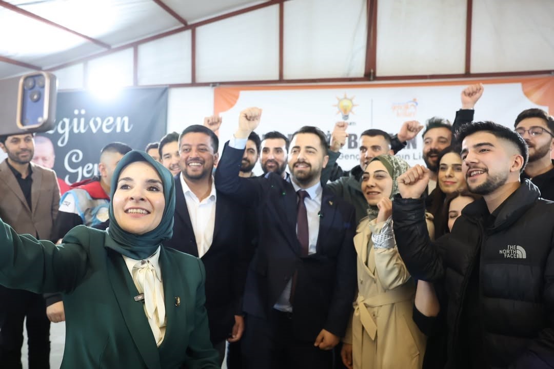 Bakan Göktaş, Batman’da gençlerle "Kabe’de Hacılar Hu Der" ilahisine eşlik etti
Bakan Göktaş, Batman’da gençlerle "Kabe’de Hacılar Hu Der" ilahisine eşlik etti