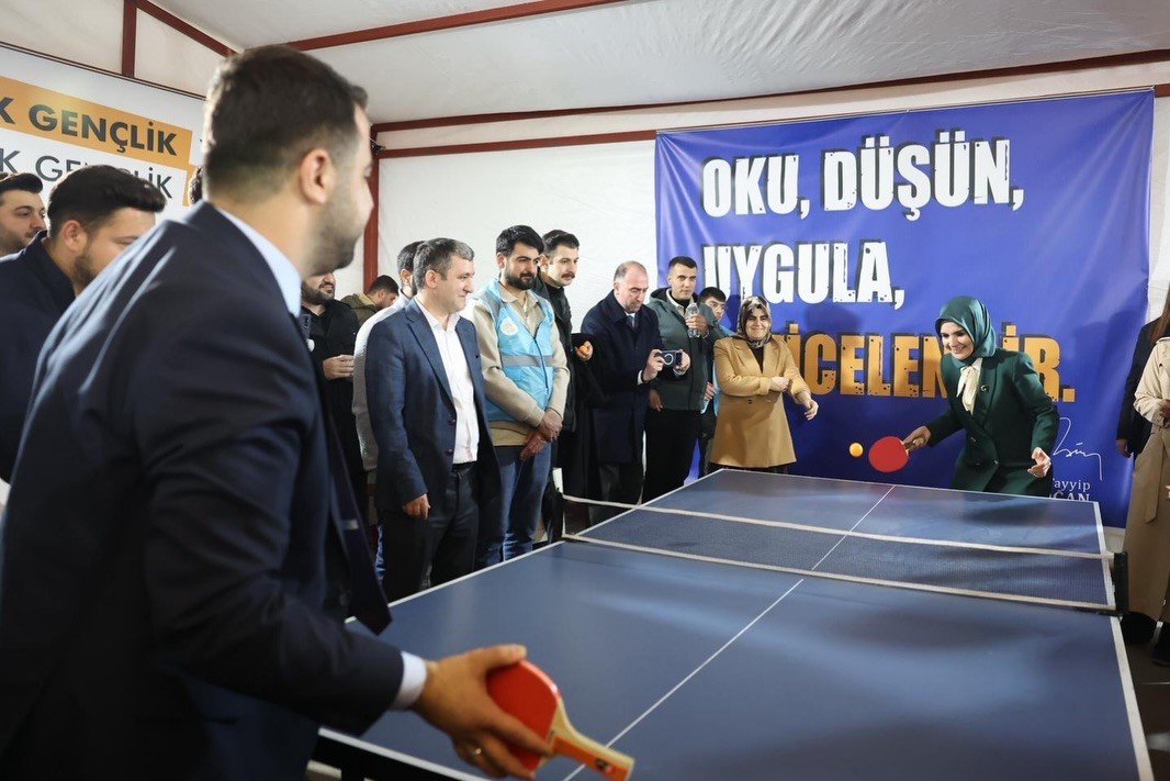 Bakan Göktaş, Batman’da gençlerle "Kabe’de Hacılar Hu Der" ilahisine eşlik etti
Bakan Göktaş, Batman’da gençlerle "Kabe’de Hacılar Hu Der" ilahisine eşlik etti