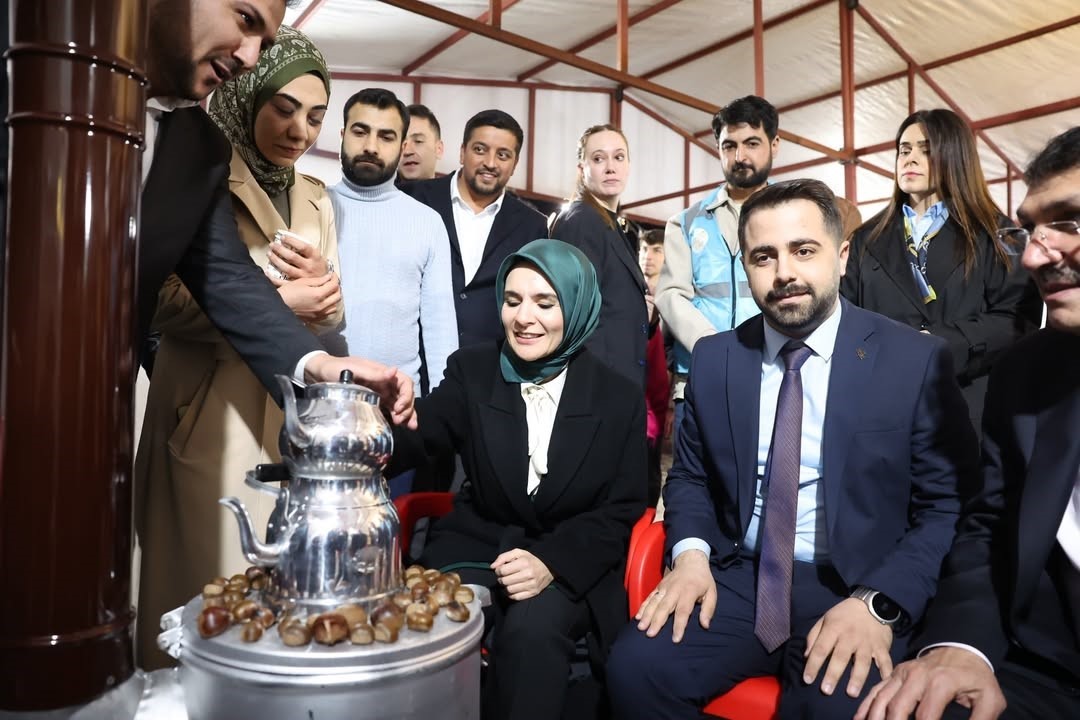 Bakan Göktaş, Batman’da gençlerle "Kabe’de Hacılar Hu Der" ilahisine eşlik etti
Bakan Göktaş, Batman’da gençlerle "Kabe’de Hacılar Hu Der" ilahisine eşlik etti