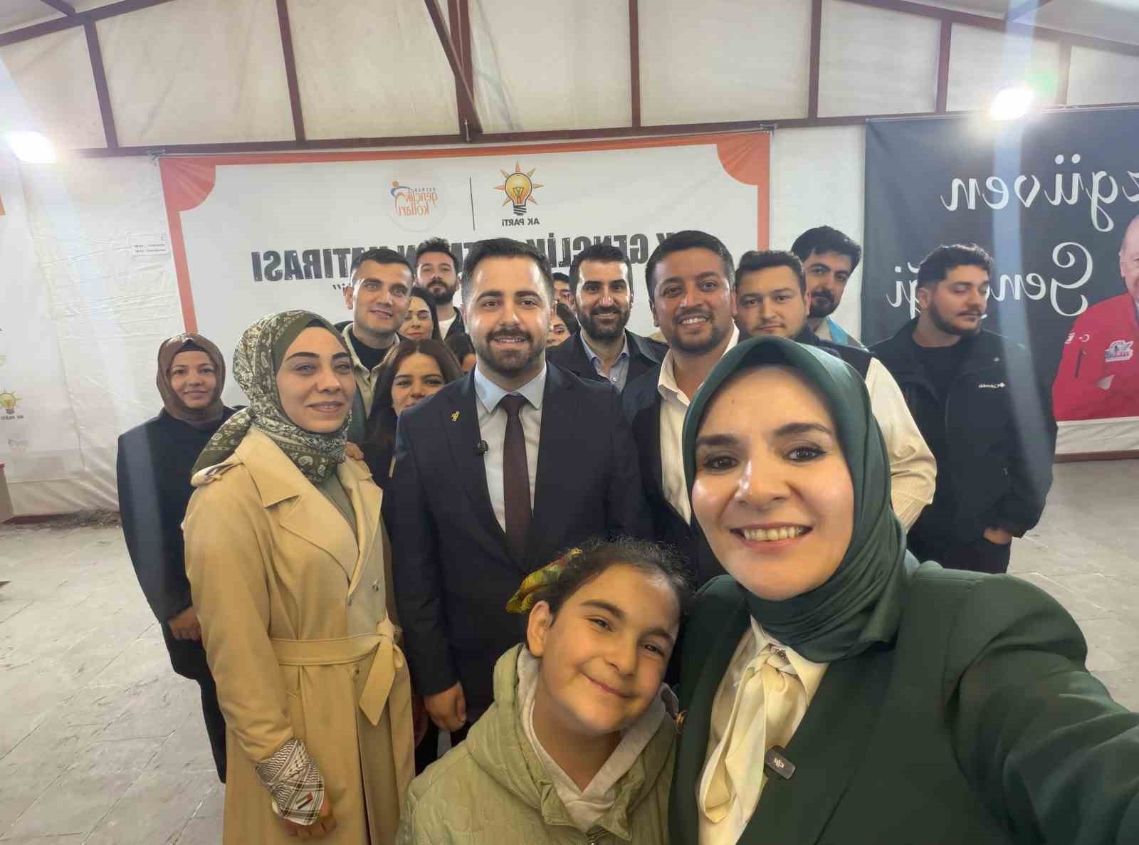 Bakan Göktaş, Batman’da gençlerle "Kabe’de Hacılar Hu Der" ilahisine eşlik etti
Bakan Göktaş, Batman’da gençlerle "Kabe’de Hacılar Hu Der" ilahisine eşlik etti