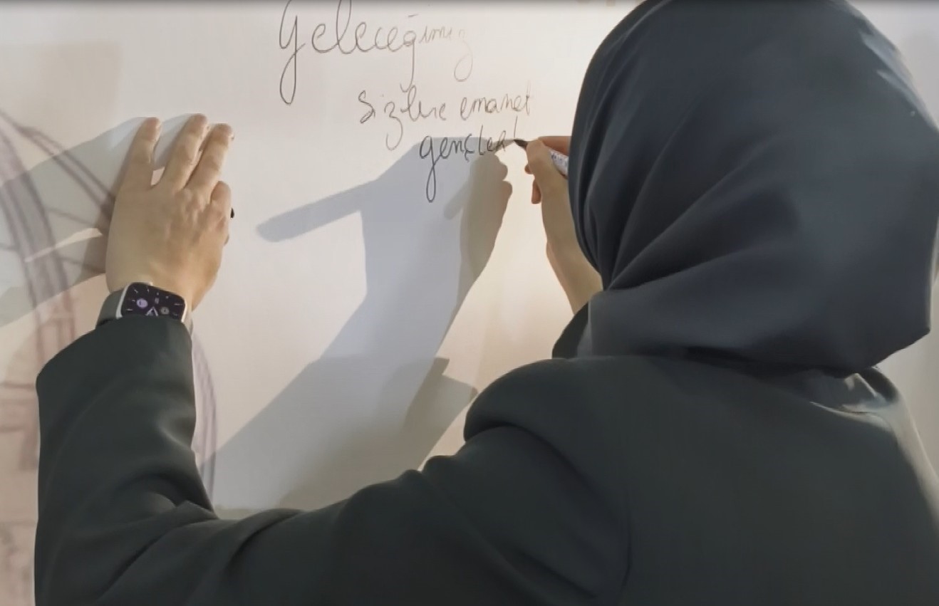 Bakan Göktaş, Batman’da gençlerle "Kabe’de Hacılar Hu Der" ilahisine eşlik etti
Bakan Göktaş, Batman’da gençlerle "Kabe’de Hacılar Hu Der" ilahisine eşlik etti