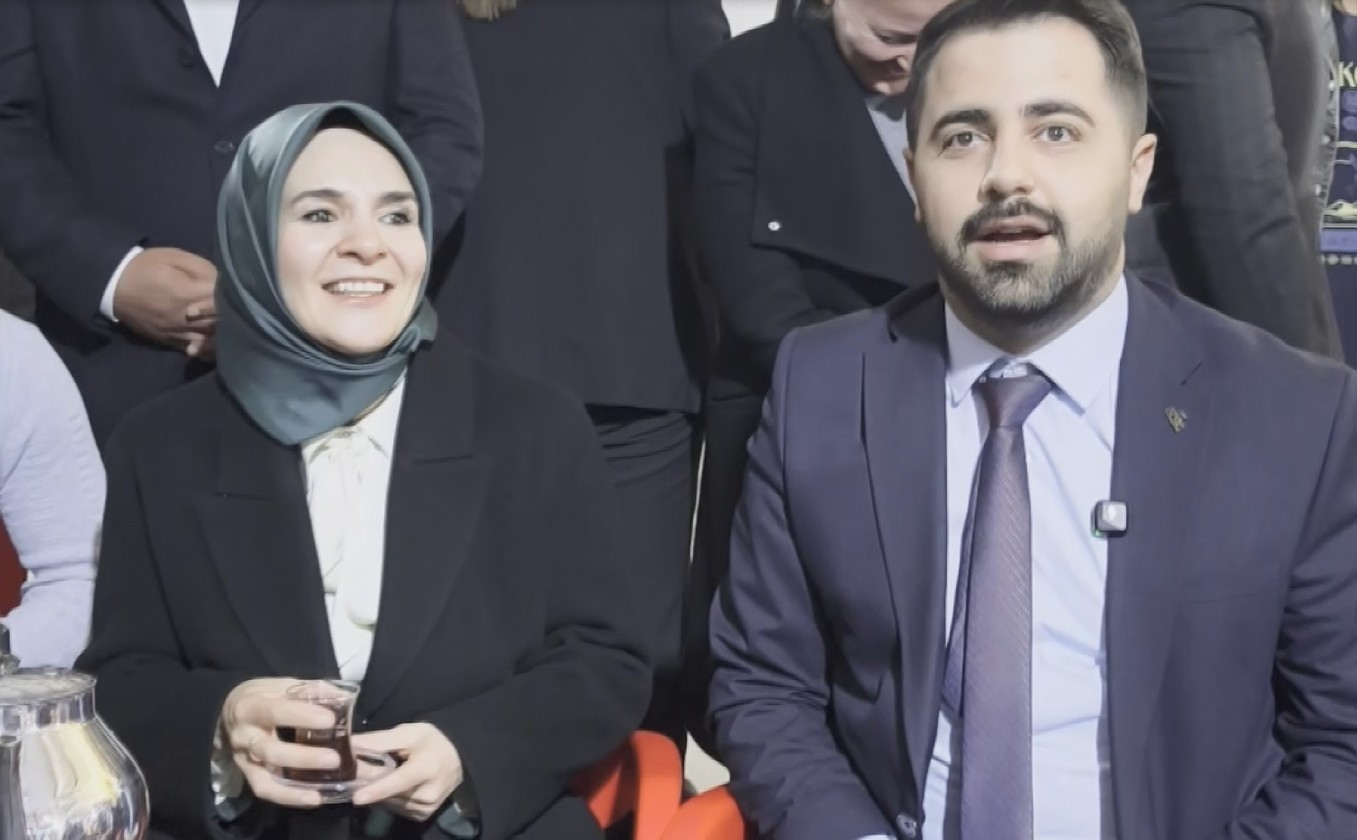 Bakan Göktaş, Batman’da gençlerle "Kabe’de Hacılar Hu Der" ilahisine eşlik etti
Bakan Göktaş, Batman’da gençlerle "Kabe’de Hacılar Hu Der" ilahisine eşlik etti