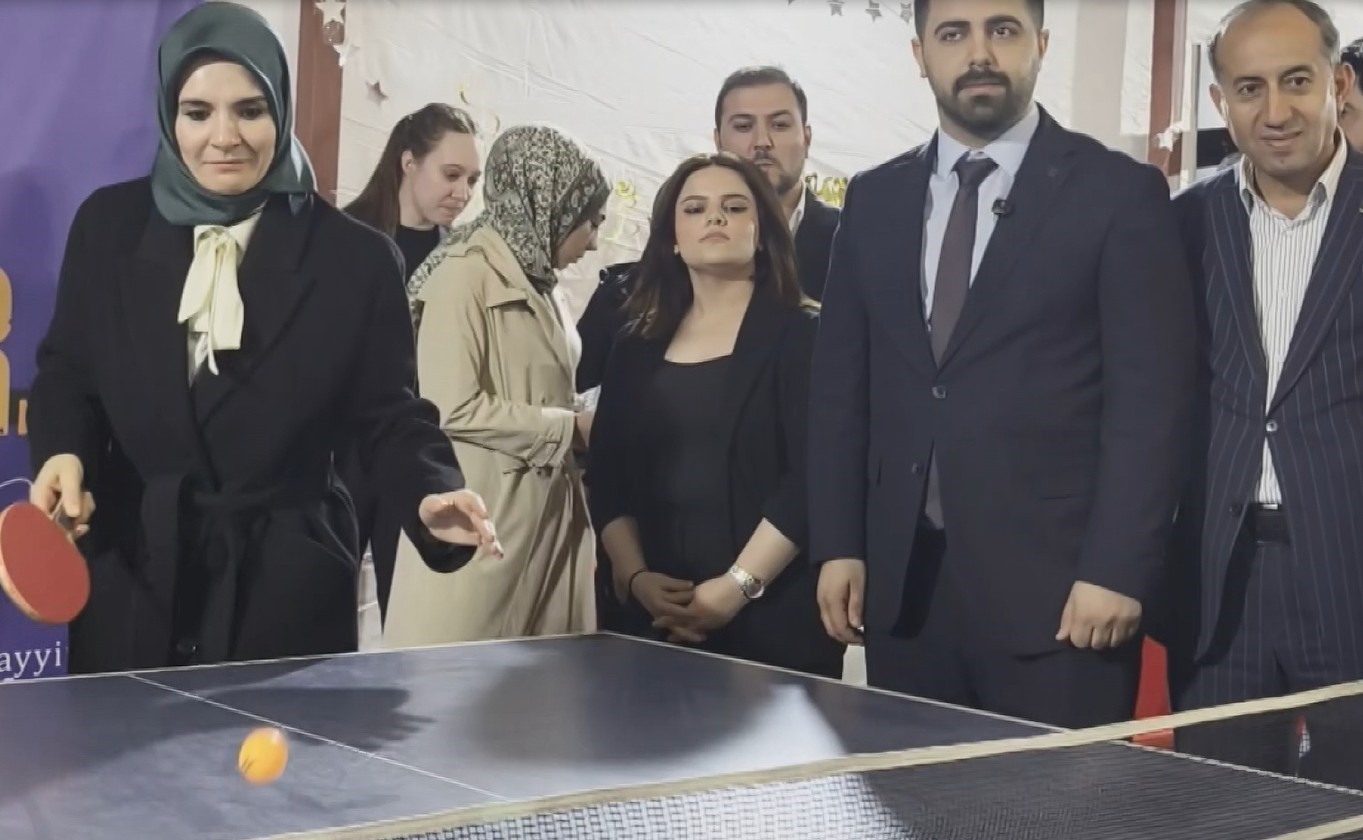 Bakan Göktaş, Batman’da gençlerle "Kabe’de Hacılar Hu Der" ilahisine eşlik etti
Bakan Göktaş, Batman’da gençlerle "Kabe’de Hacılar Hu Der" ilahisine eşlik etti