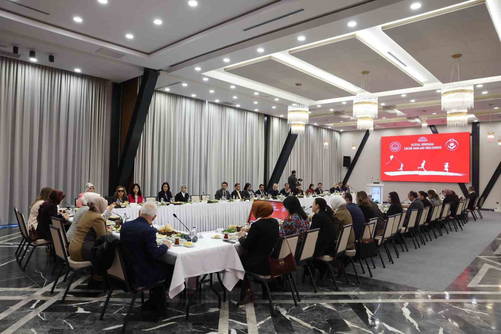 Bakan Göktaş: "Çocuklarımızı dijital dünyadaki zararlı içeriklerden korumak hepimizin ortak sorumluluğu"
