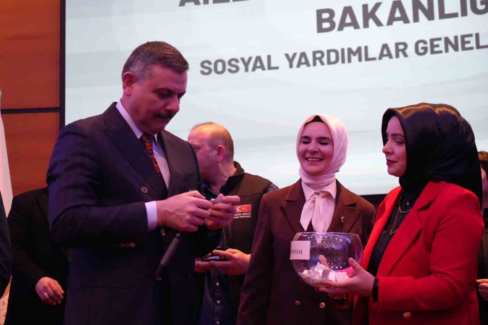 Bakan Göktaş: "Hizmetlerimizi hanelere daha hızlı ve daha etkili ulaştırmak için sahadaki gücümüzü her geçen gün artırıyoruz"
