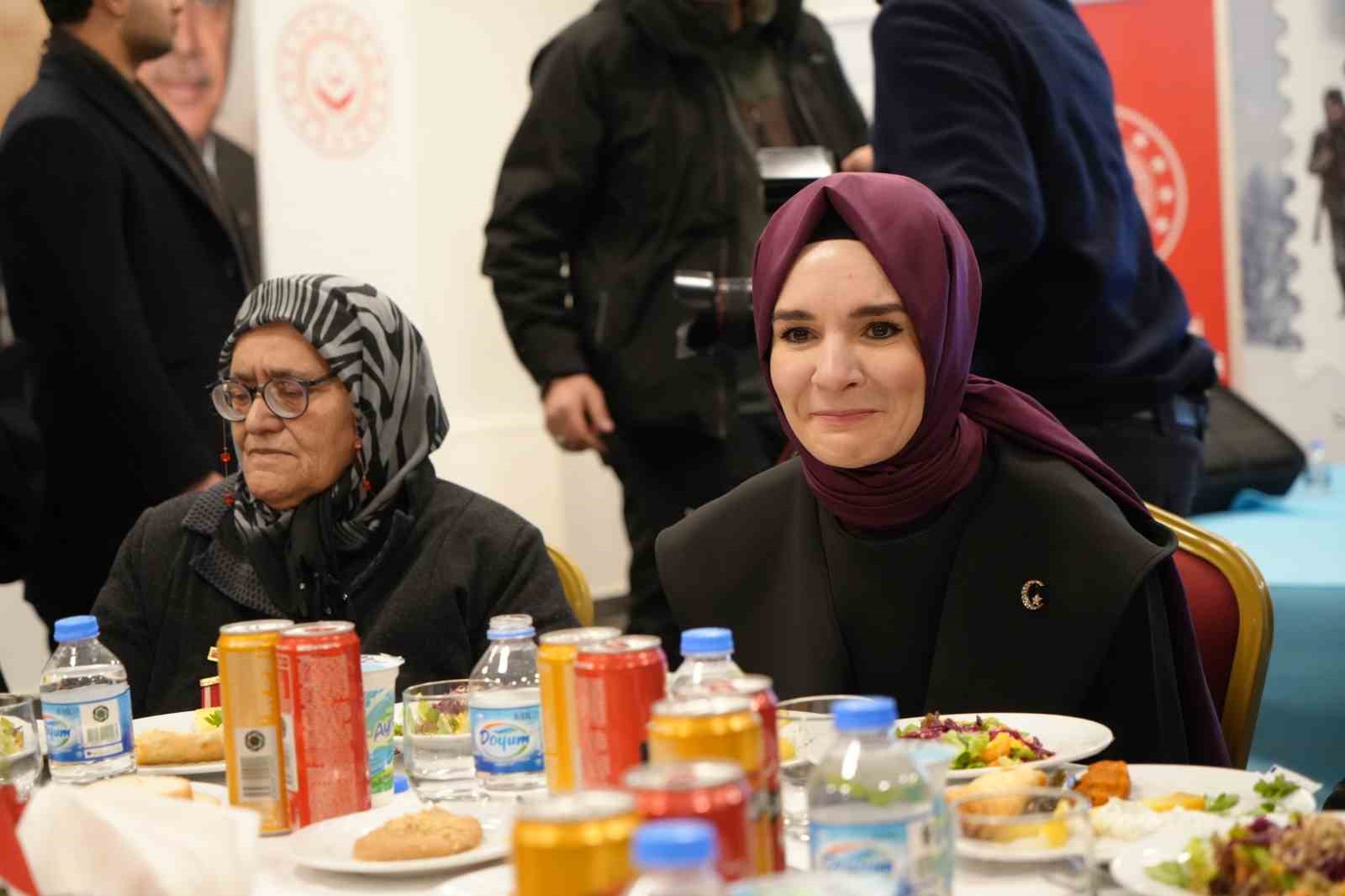 Bakan Göktaş, Kars’ta şehit yakınlarıyla gönül sofrasında buluştu
