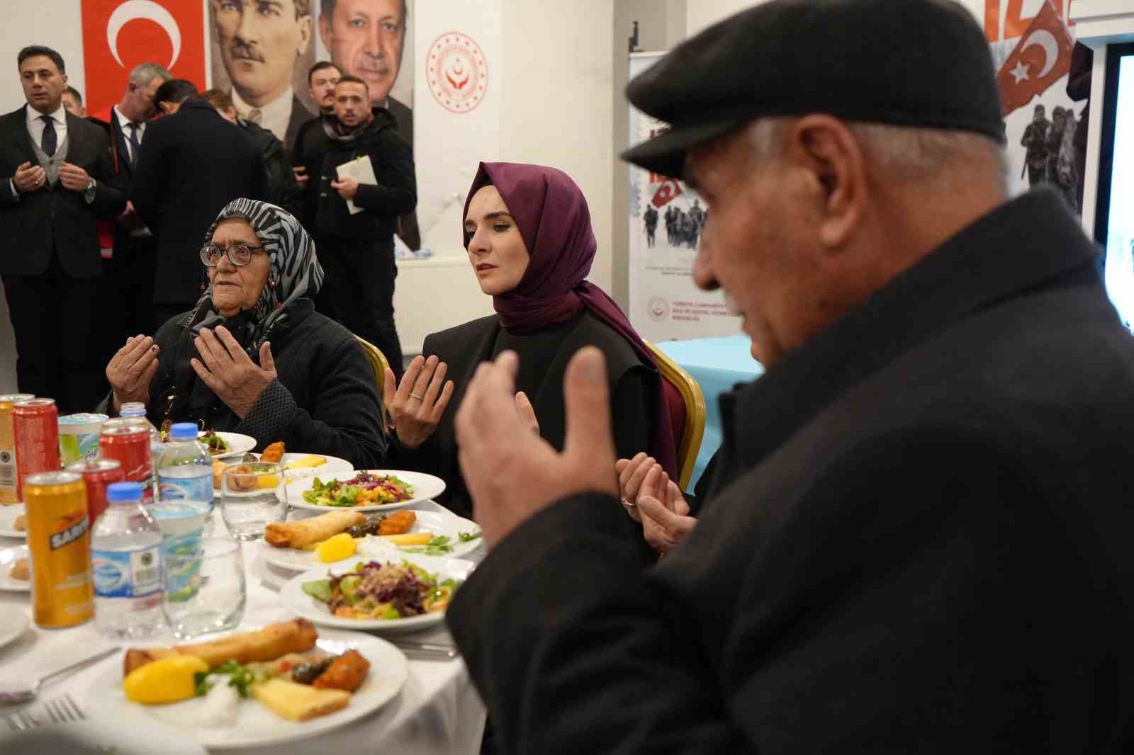 Bakan Göktaş, Kars’ta şehit yakınlarıyla gönül sofrasında buluştu
