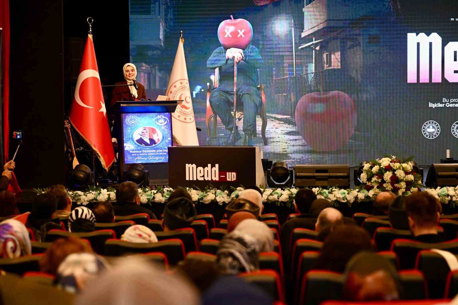Bakan Göktaş ’Medd-Up’ sahne gösterisini izledi
