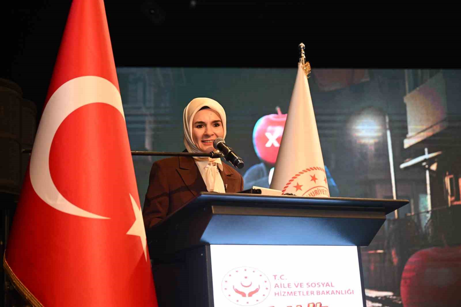 Bakan Göktaş ’Medd-Up’ sahne gösterisini izledi
