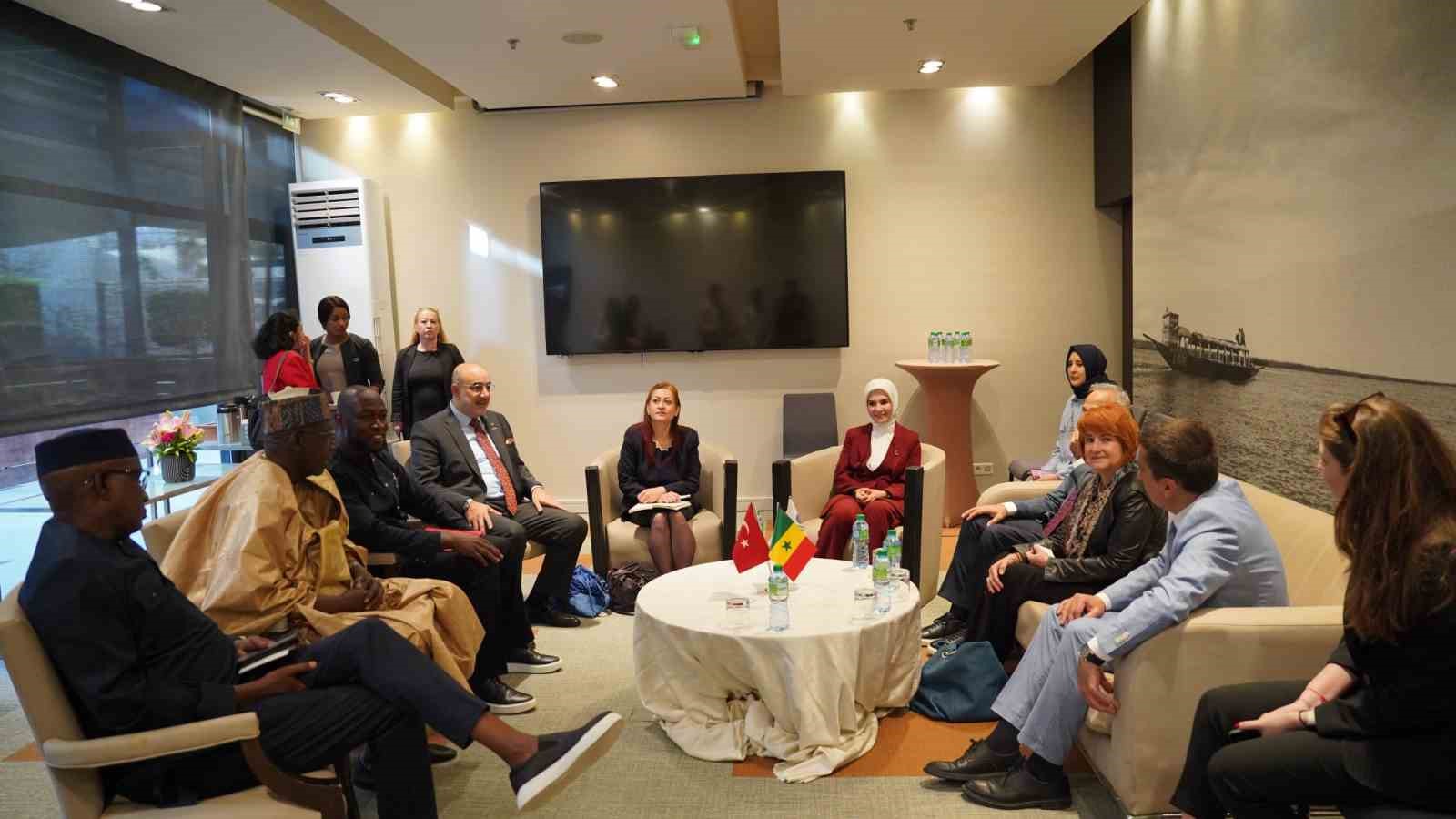 Bakan Göktaş: "Senegal ile ortak hedefimiz kısa vadede 1 milyar dolarlık ticaret hacmine ulaşmaktır"
Bakan Göktaş: "Senegal ile ortak hedefimiz kısa vadede 1 milyar dolarlık ticaret hacmine ulaşmaktır"