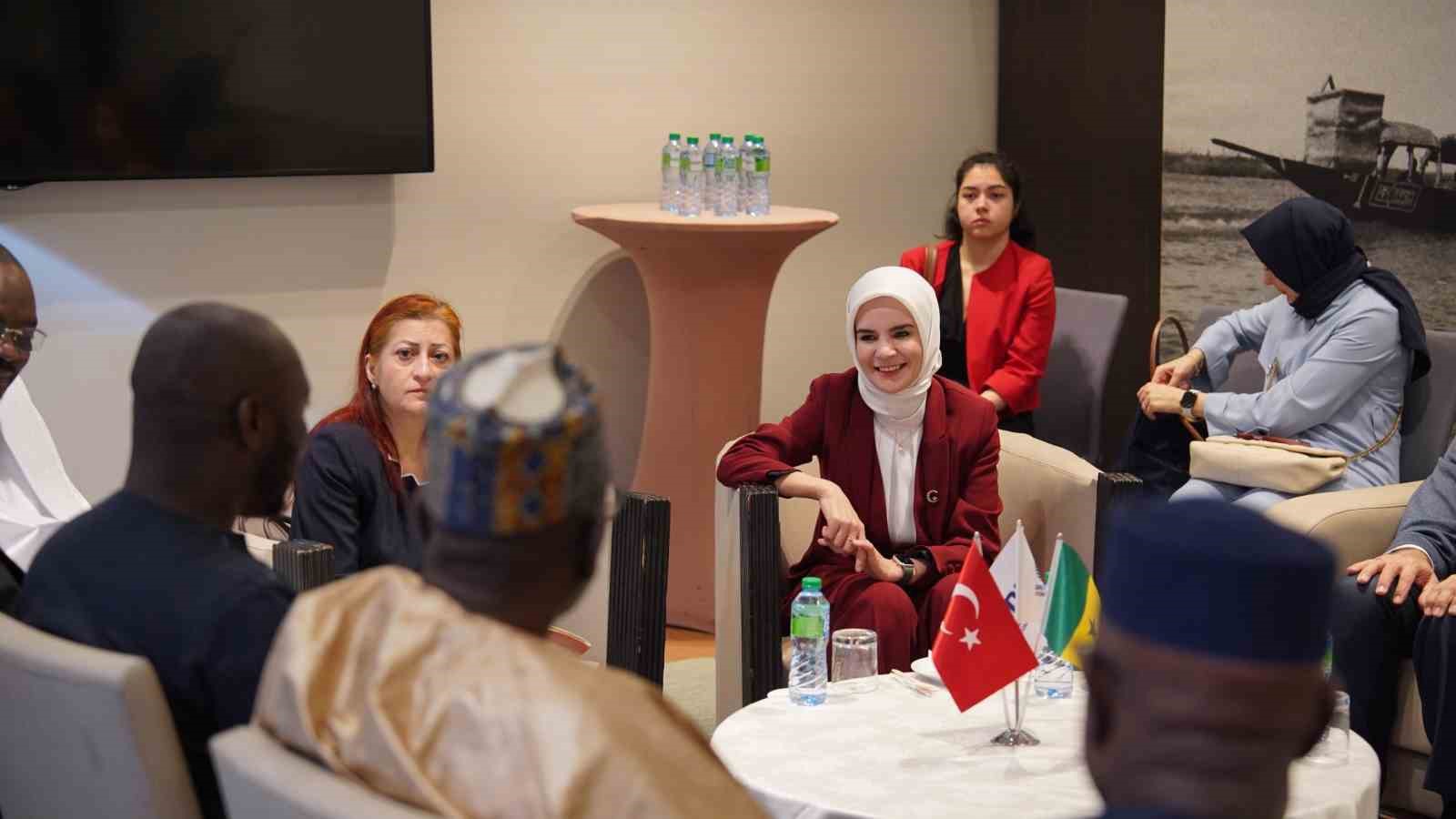 Bakan Göktaş: "Senegal ile ortak hedefimiz kısa vadede 1 milyar dolarlık ticaret hacmine ulaşmaktır"
Bakan Göktaş: "Senegal ile ortak hedefimiz kısa vadede 1 milyar dolarlık ticaret hacmine ulaşmaktır"