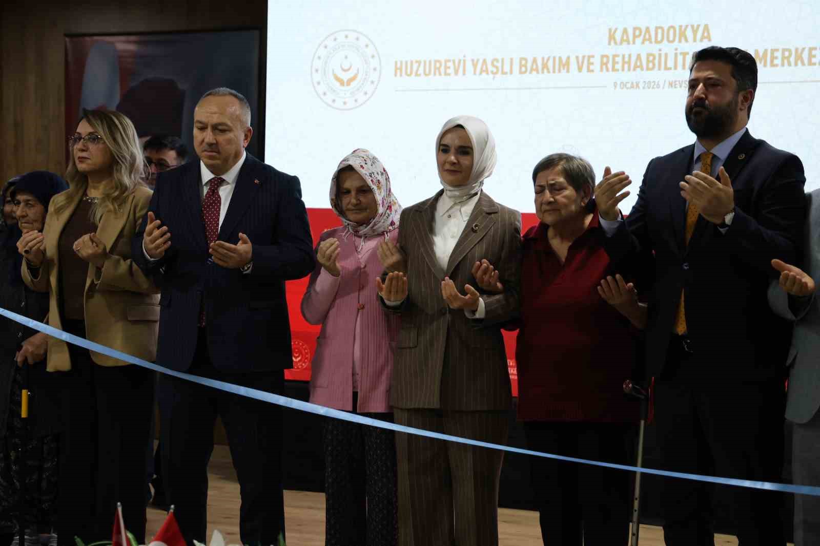 Bakan Göktaş "Yaşlılara yönelik hizmetleri bütüncül bir yaklaşımla sürdürüyoruz"
Bakan Göktaş "Yaşlılara yönelik hizmetleri bütüncül bir yaklaşımla sürdürüyoruz"