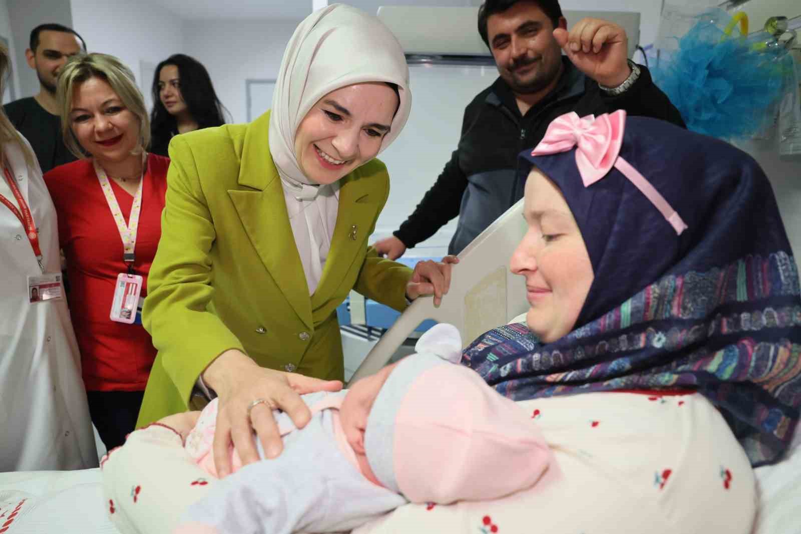 Bakan Göktaş, yeni doğan bebekler ve ailelerini ziyaret etti
