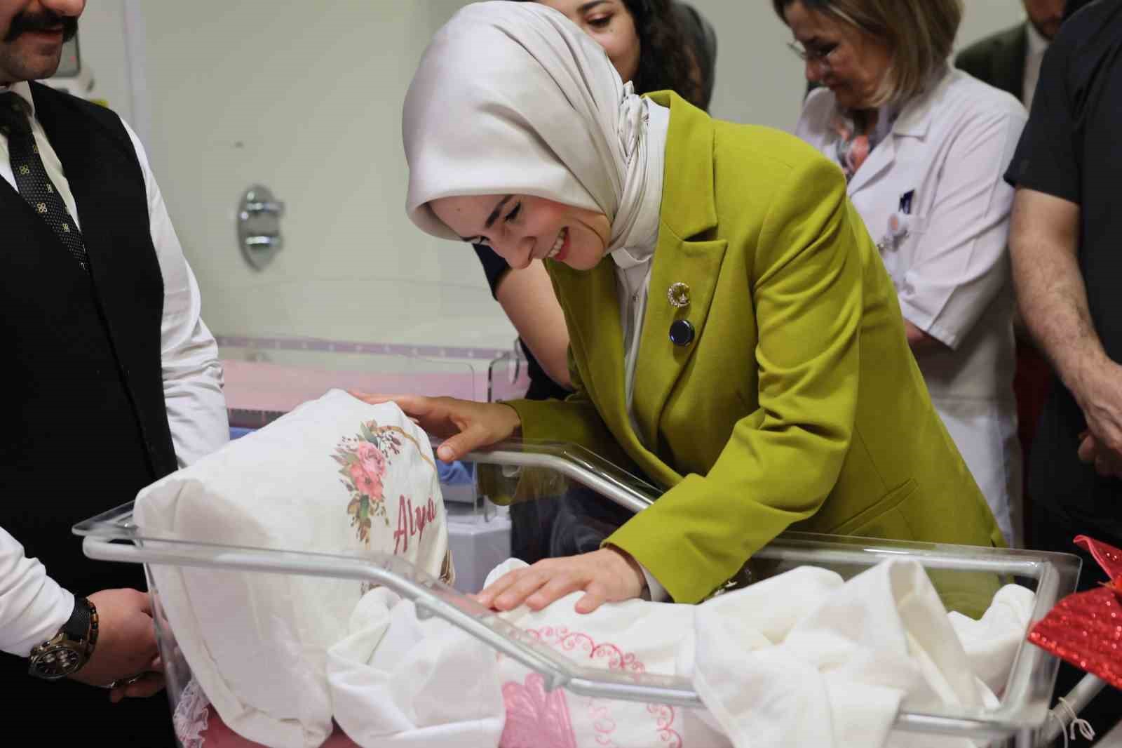 Bakan Göktaş, yeni doğan bebekler ve ailelerini ziyaret etti
